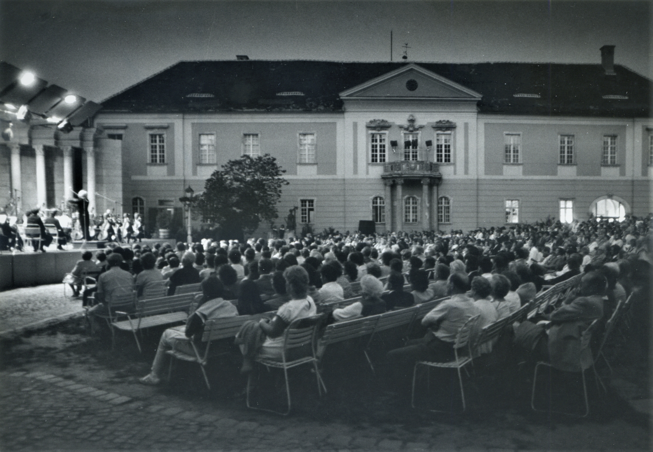 Koncert a Zichy-kastély udvarán, 1980 körül. Óbudai Múzeum, Fotótár, ltsz. 2010.1.125.