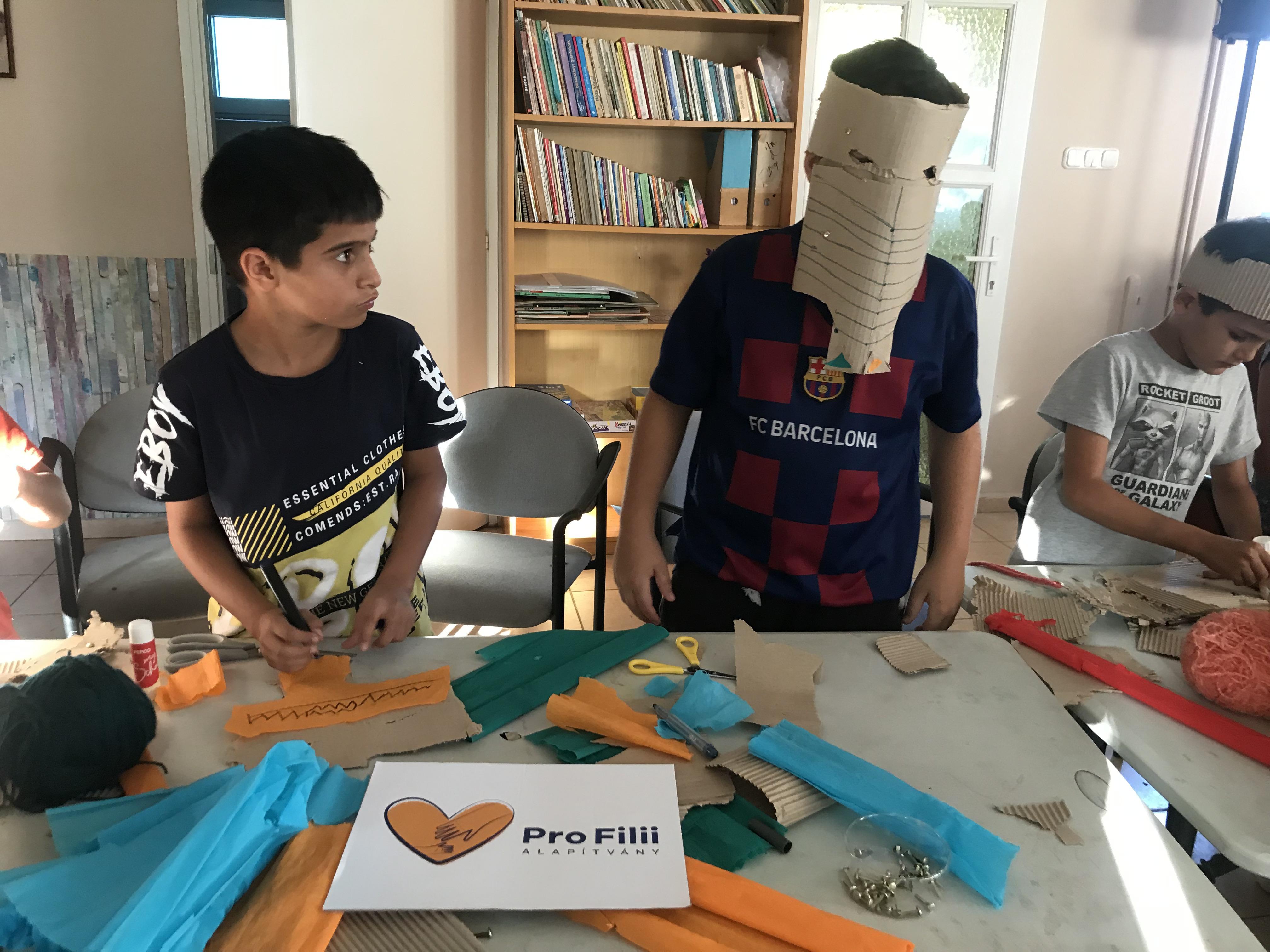 Kézműves foglalkozás, papírmaszkok készítése az esztergomi Tanoda diákjaival