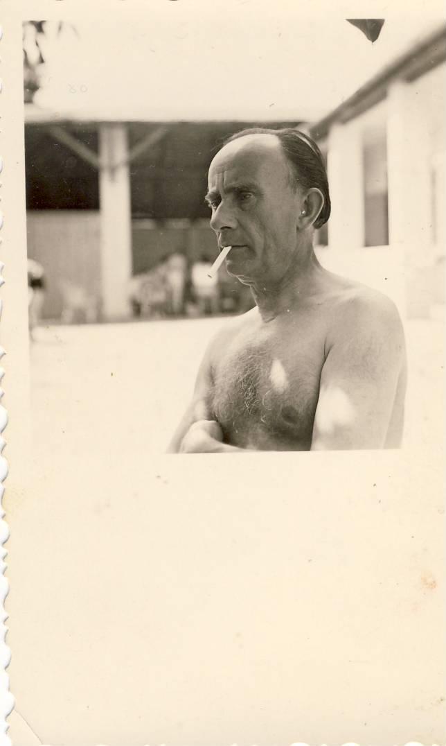 Kassák Lajos a békásmegyeri ház udvarán, 1946, Heimer Jenő felvétele KM F 81-79