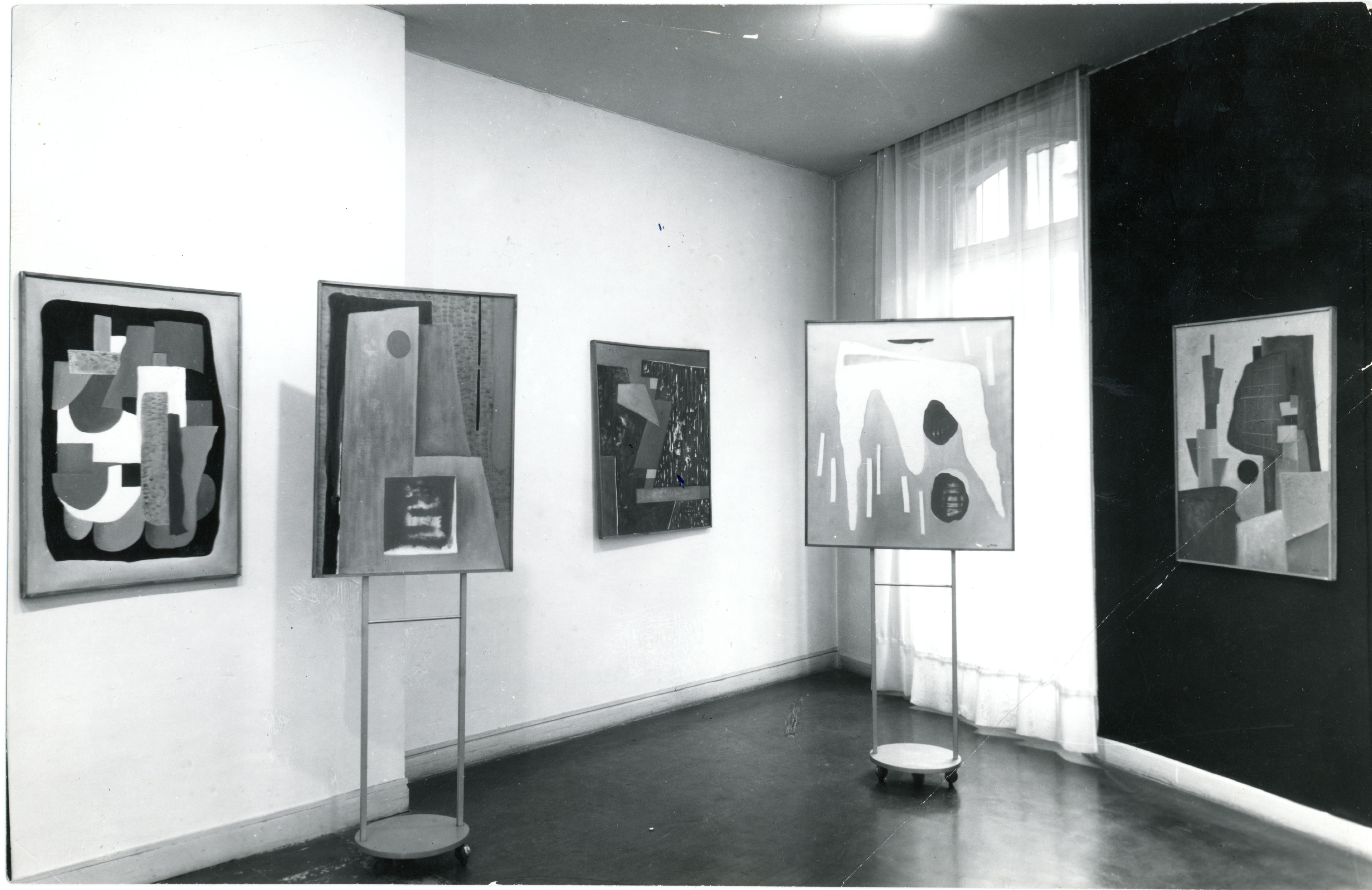 Kassák Lajos kiállítása a párizsi Denise René galériában, 1960 (Fotó: Kassák Múzeum)
