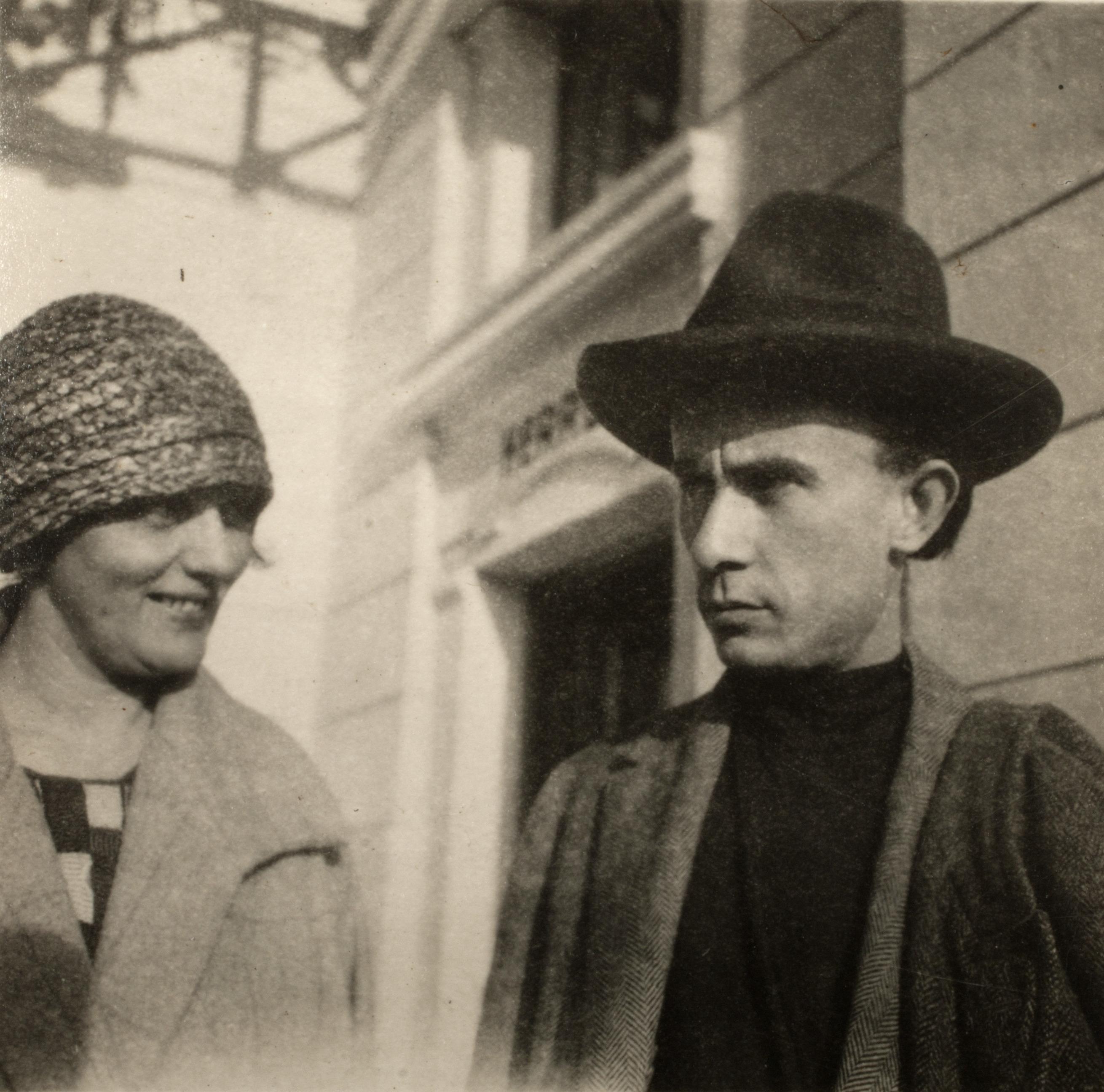 Kassák Lajos jellegzetes kalapjában, jobbján Simon Jolánnal egy bécsi utcán 