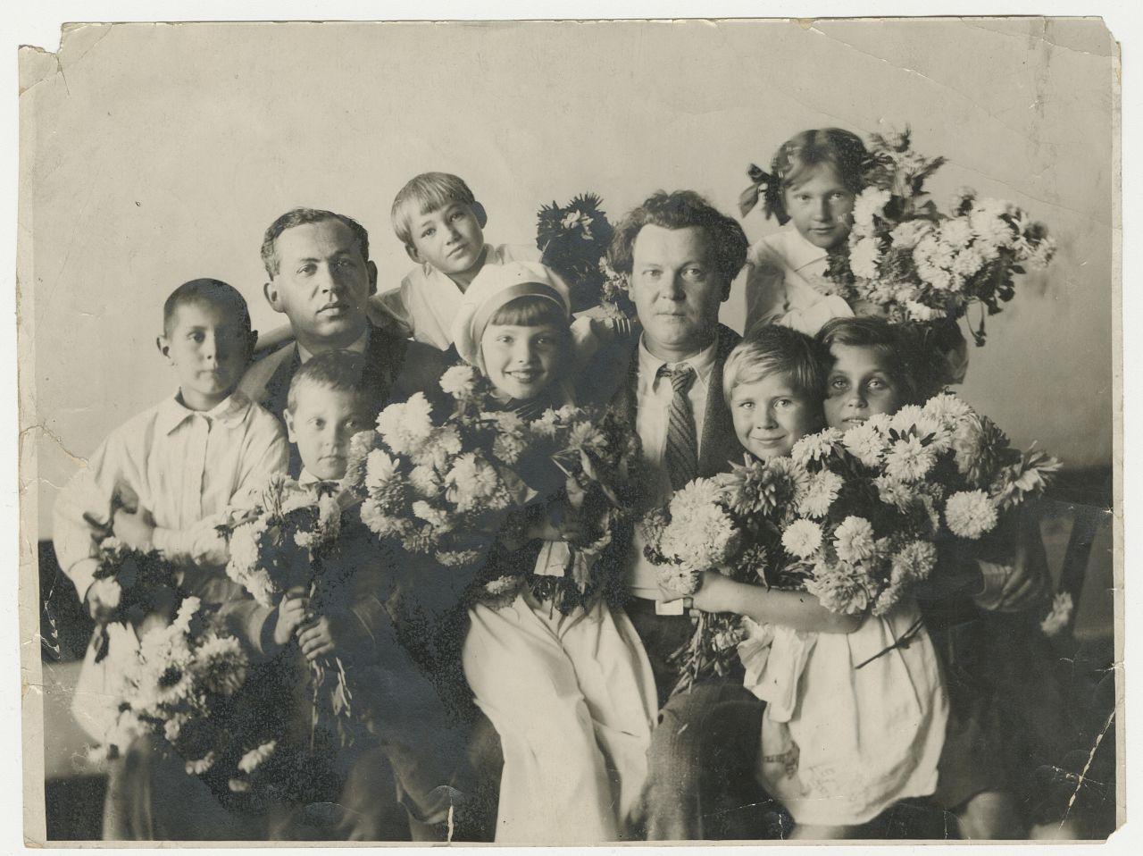​ Image Barta Sándor gyermekekkel és virágcsokrokkal Moszkvában, 1930-as évek [Kattints és húzd a mozgatáshoz] ​