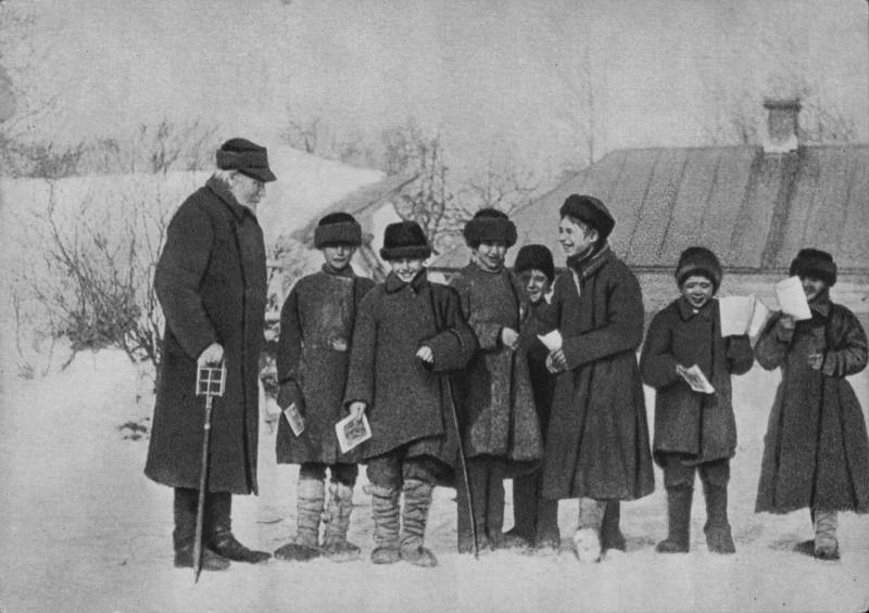 Lev Tolsztoj Jasznaja Poljanai iskolásokkal, 1908