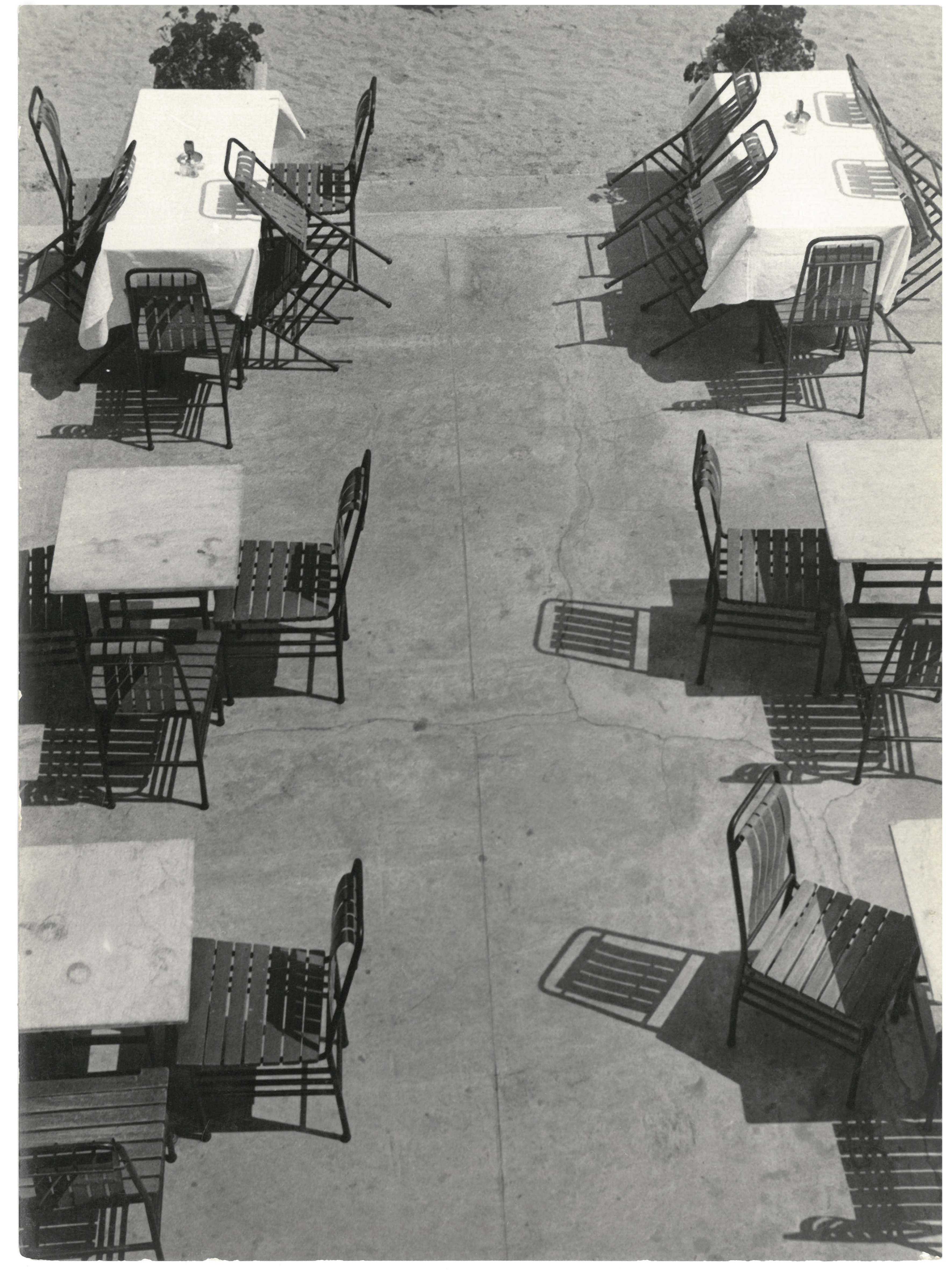 Hevesy Iván: Hat asztal, 1934-1941 zselatinos ezüst papírkép, Medve Mihály gyűjteménye