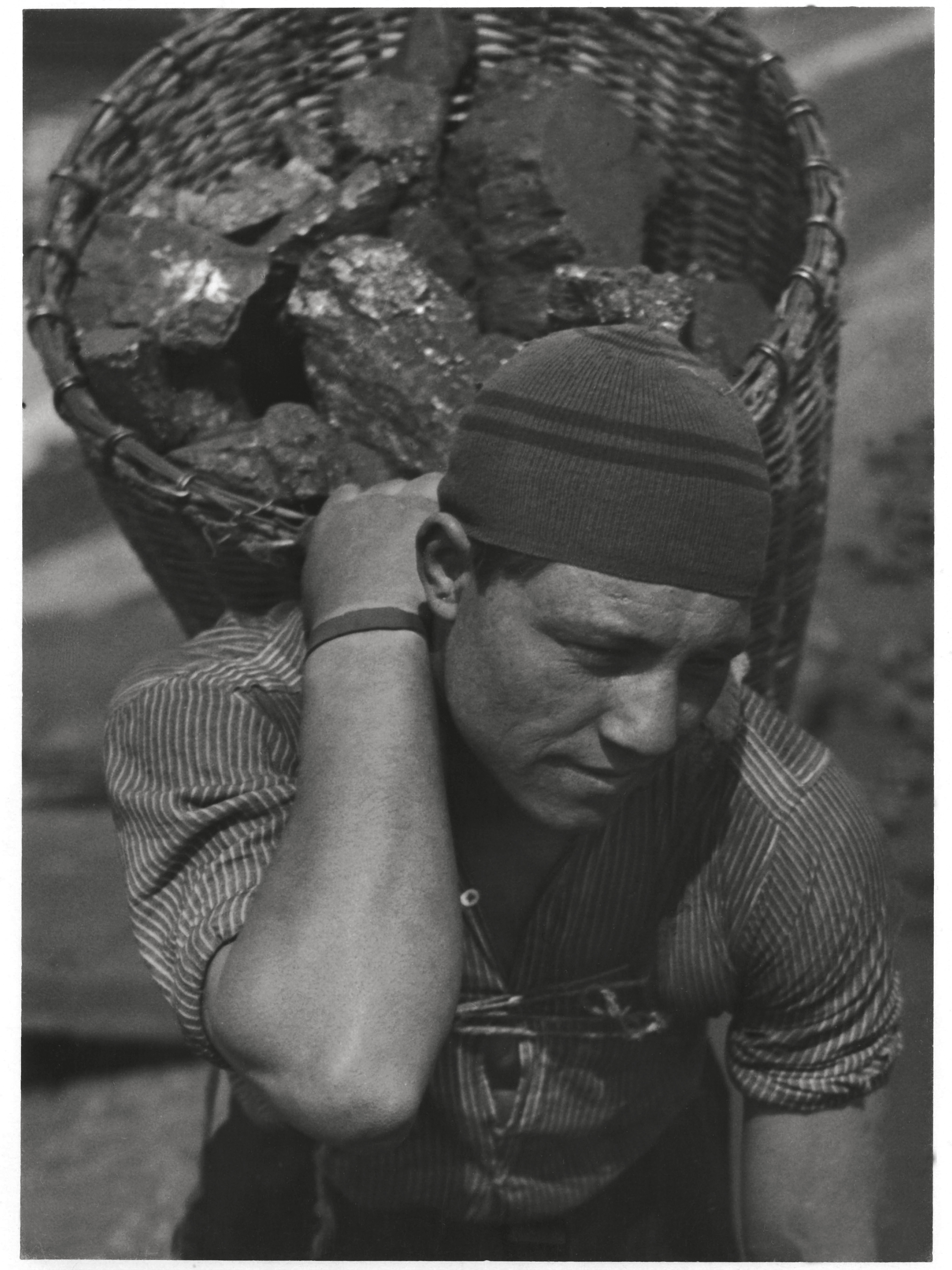 Iván Hevesy: Worker Hauling Coal, 1934–1941 között, gelatin silver print, Mihály Medve Collection