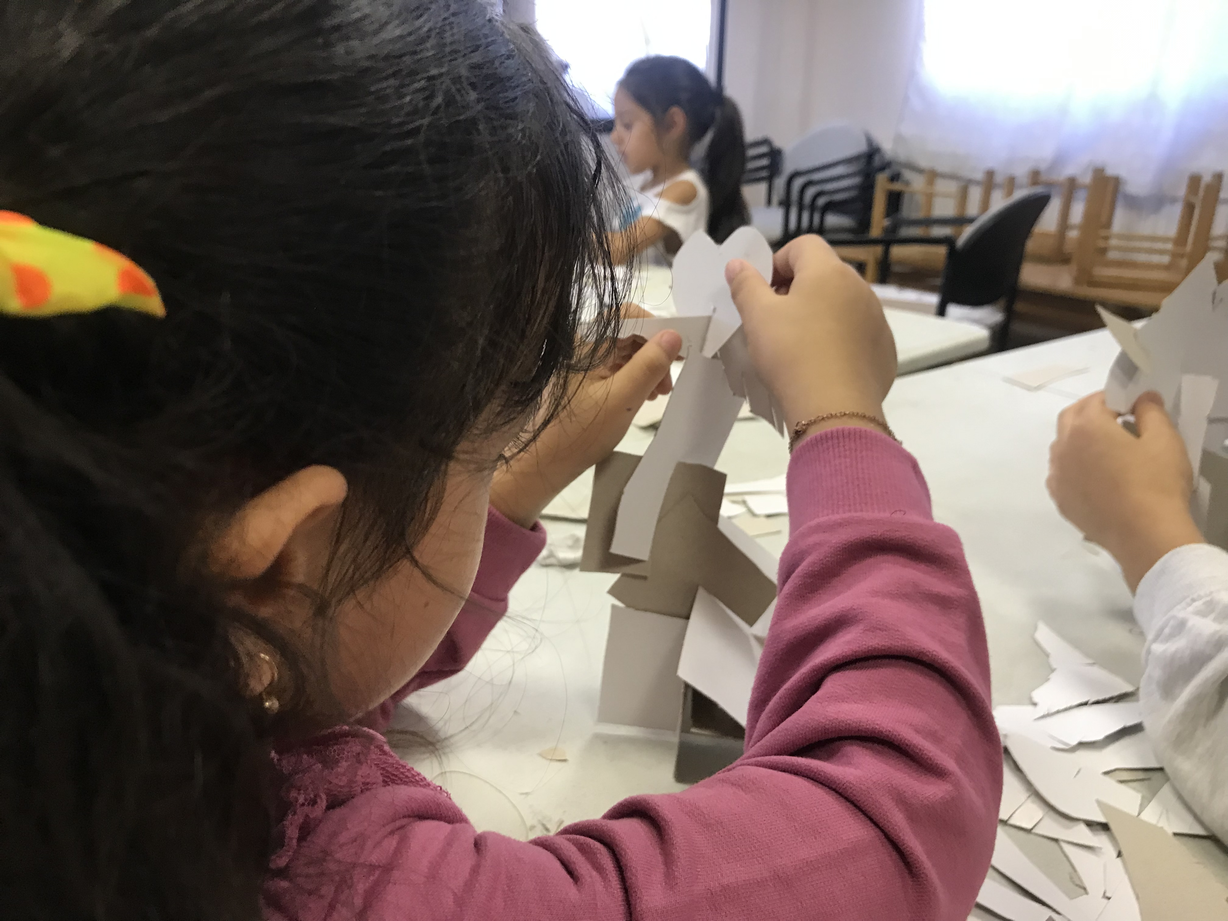 Kézműves foglalkozás, papírbestiák készítése az esztergomi Tanoda diákjaival