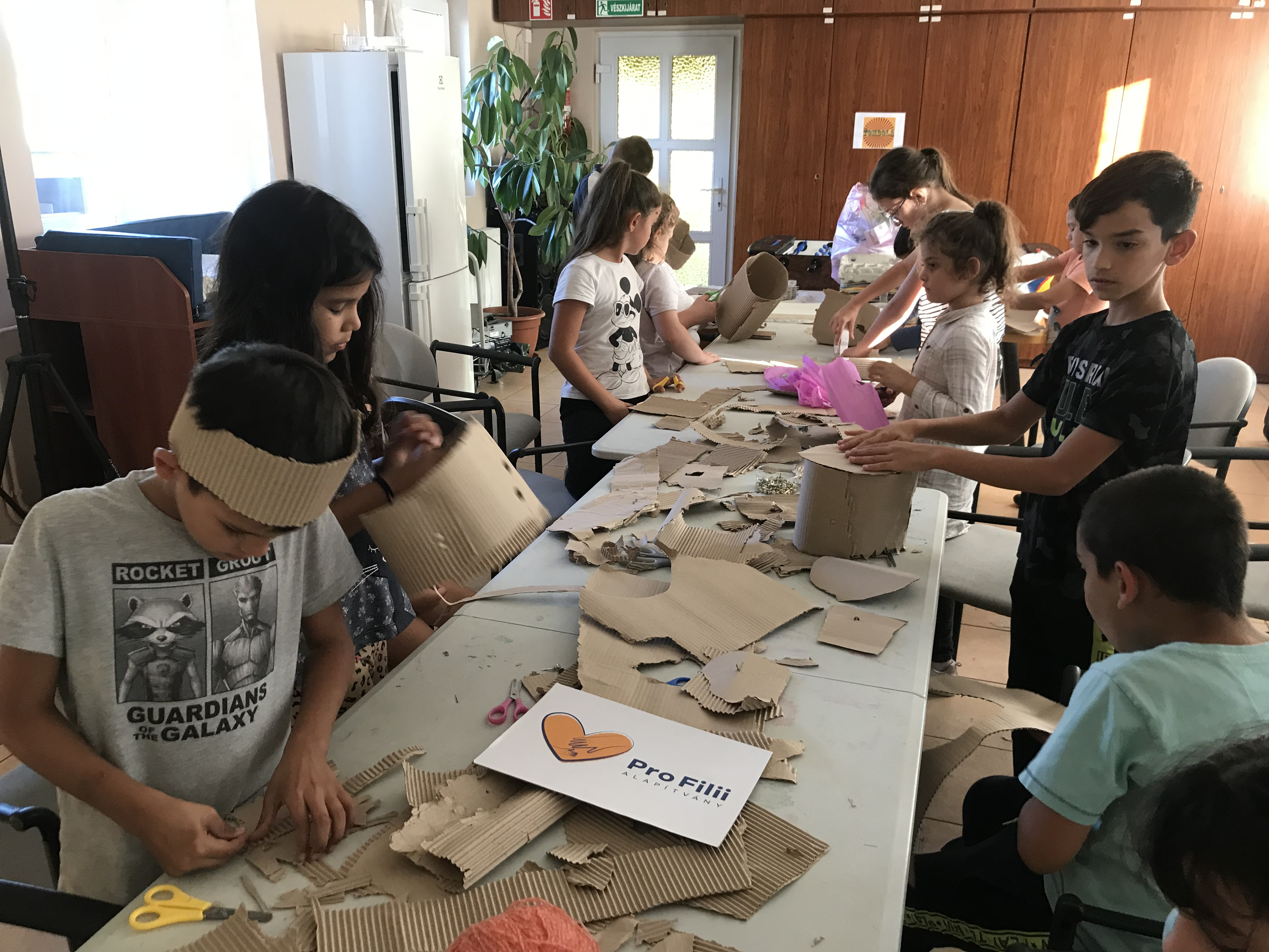 Kézműves foglalkozás, papírmaszkok készítése az esztergomi Tanoda diákjaival