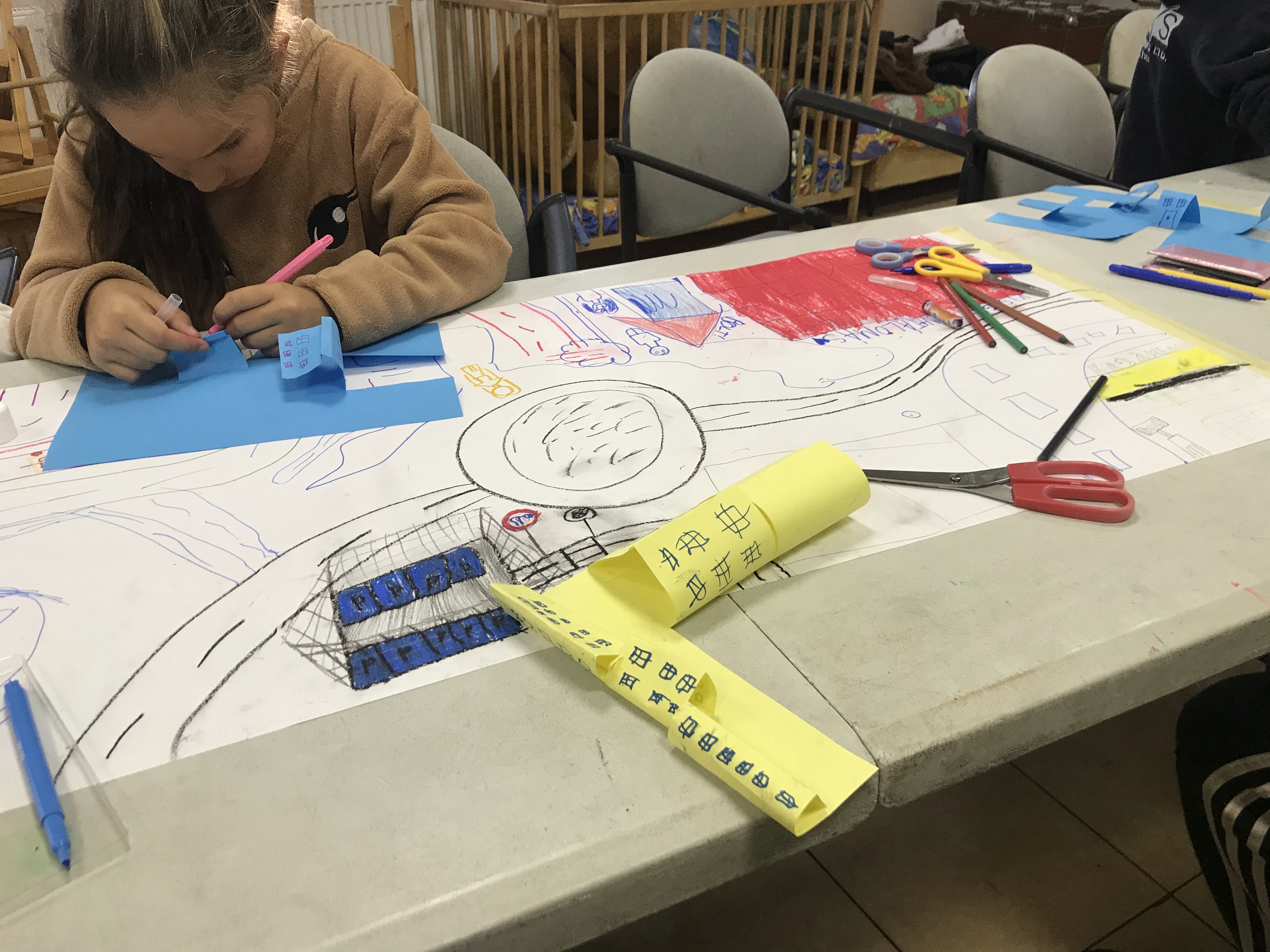 Kézműves foglalkozás, útitervek, papírváros készítése az esztergomi Tanoda diákjaival