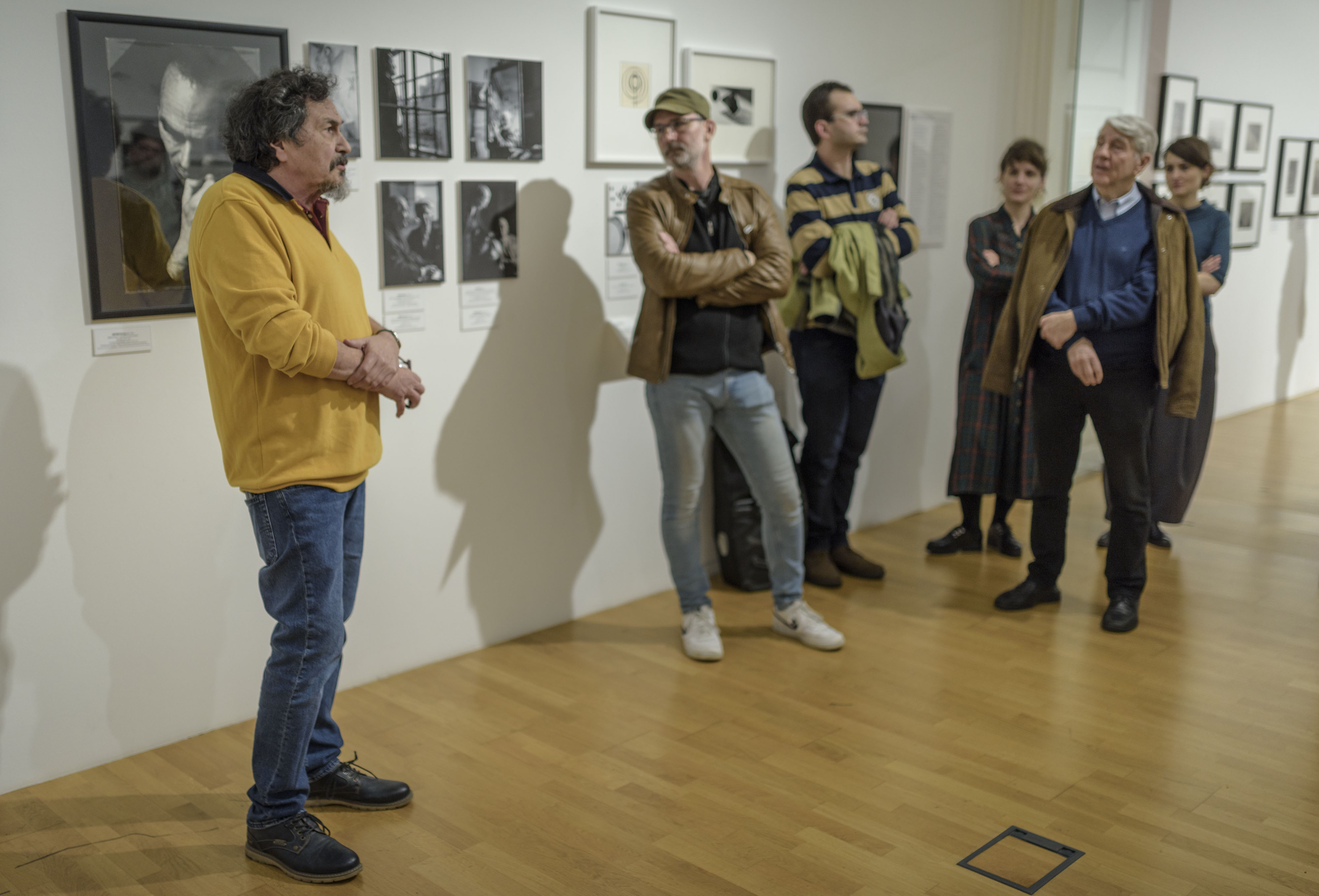 Bán András, a kiállítás egyik kurátora / Záró kurátori tárlatvezetés A tiszta fényképszerűség: Hevesy Iván és a modern magyar fotográfia kezdetei című kiállításban Fotó: Koronczi Endre