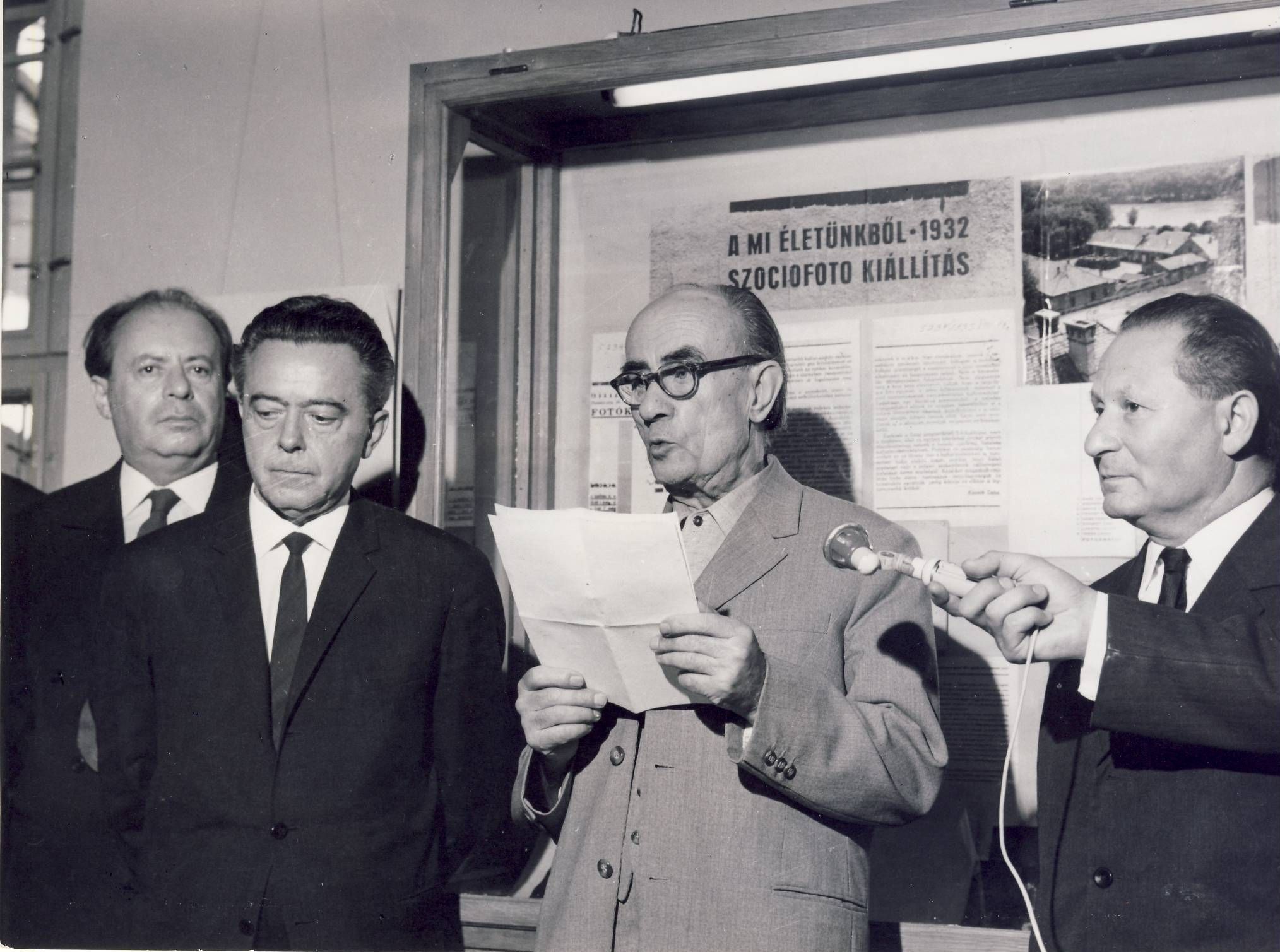 A mi életünkből – 1932 szociofotó kiállítás megnyitója. Balról jobbra: Tabák Lajos, Lengyel Lajos, Kassák Lajos, Gönci (Frühof) Sándor. Szolnok, 1966 (Kassák Múzeum, KM-F-82.2)