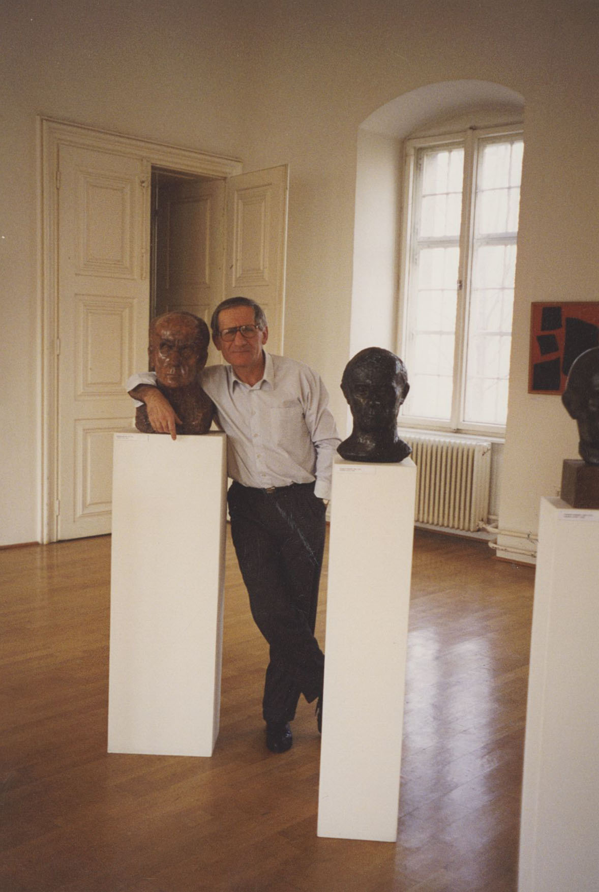 Csaplár Ferenc a Kassák Múzeum "Képzőművészeti portrék Kassákról" című kiállításában, 1991 (Kassák Múzeum)