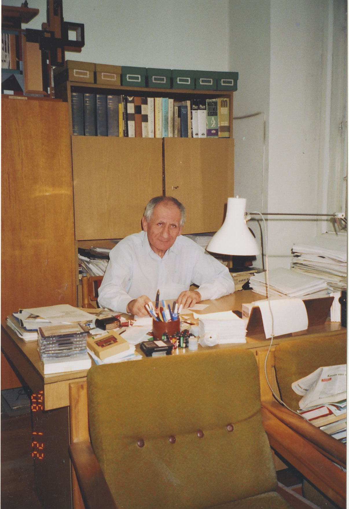 Csaplár Ferenc a Kassák Múzeum irodájában. Ismeretlen fotós felvétele, 2006 (Kassák Múzeum)
