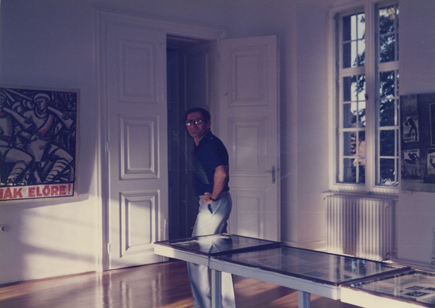 Csaplár Ferenc a Kassák Múzeumban a "Magyar avantgarde plakátművészet" című kiállítás megnyitóján, 1985 (Kassák Múzeum)
