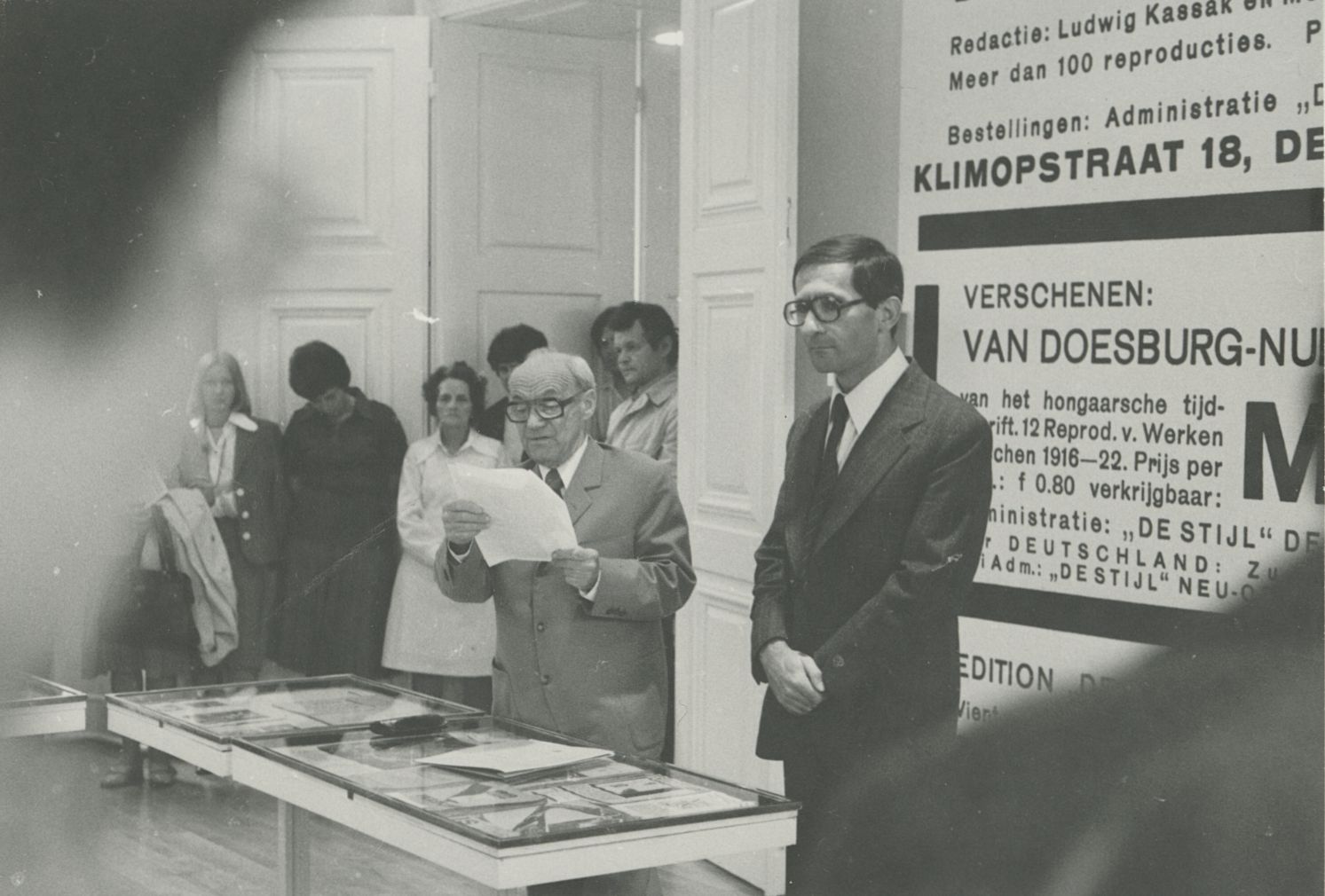 Tamkó Sirató Károly és Csaplár Ferenc az "Avantgarde folyóiratok 1920–1930" című kiállítás megnyitóján. Nádorfi Lajos felvétele, 1978 (Kassák Múzeum, KM-F-81.190)