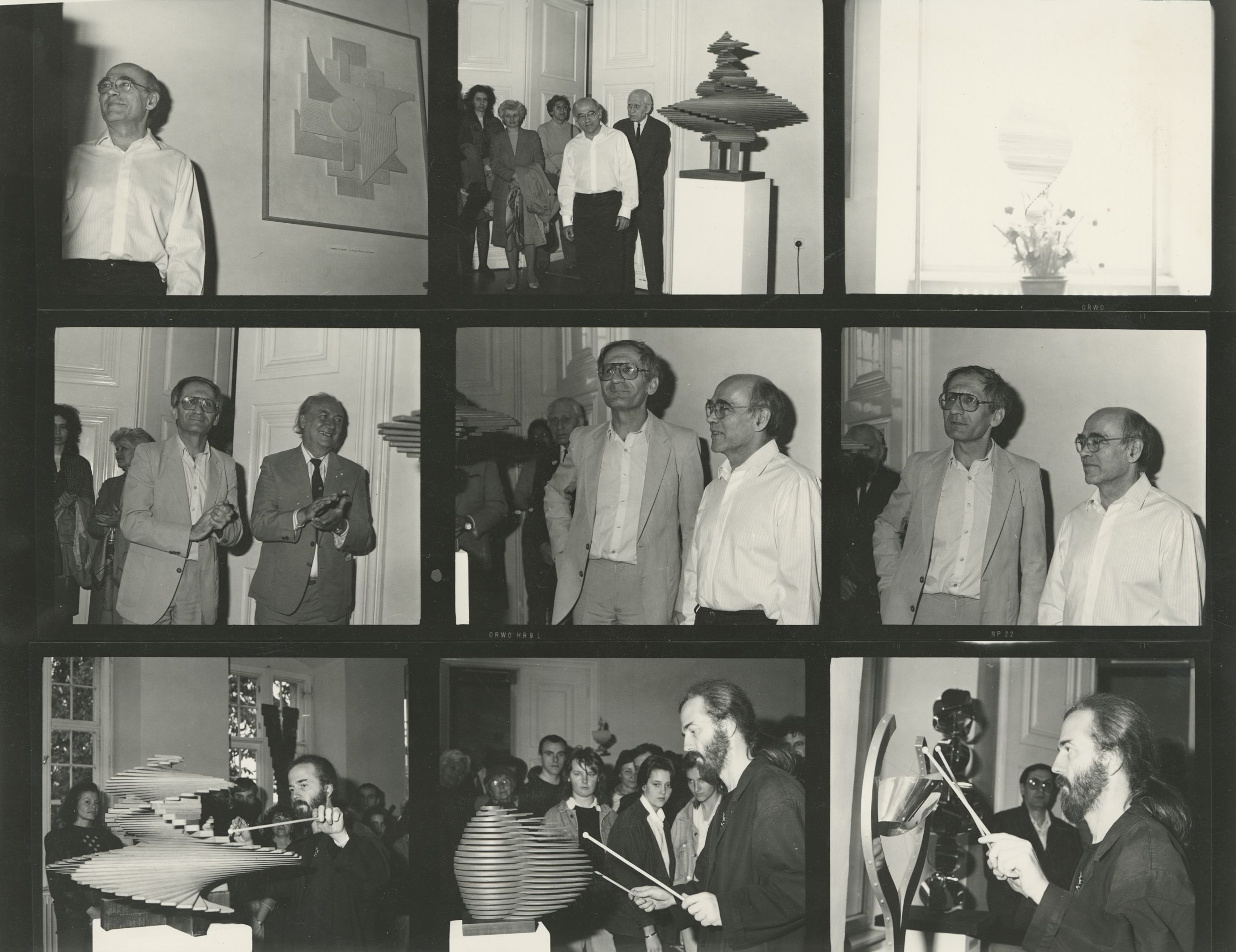 Tilless Béla Tilless Béla szoborkiállításának megnyitója a Kassák Múzeumban Szkárosi Endre performanszával. Kontaktmásolatok, 1991 (Kassák Múzeum)megnyitója Szkárosi Endre performanszával. Kontaktmásolatok, 1991 (Kassák Múzeum)