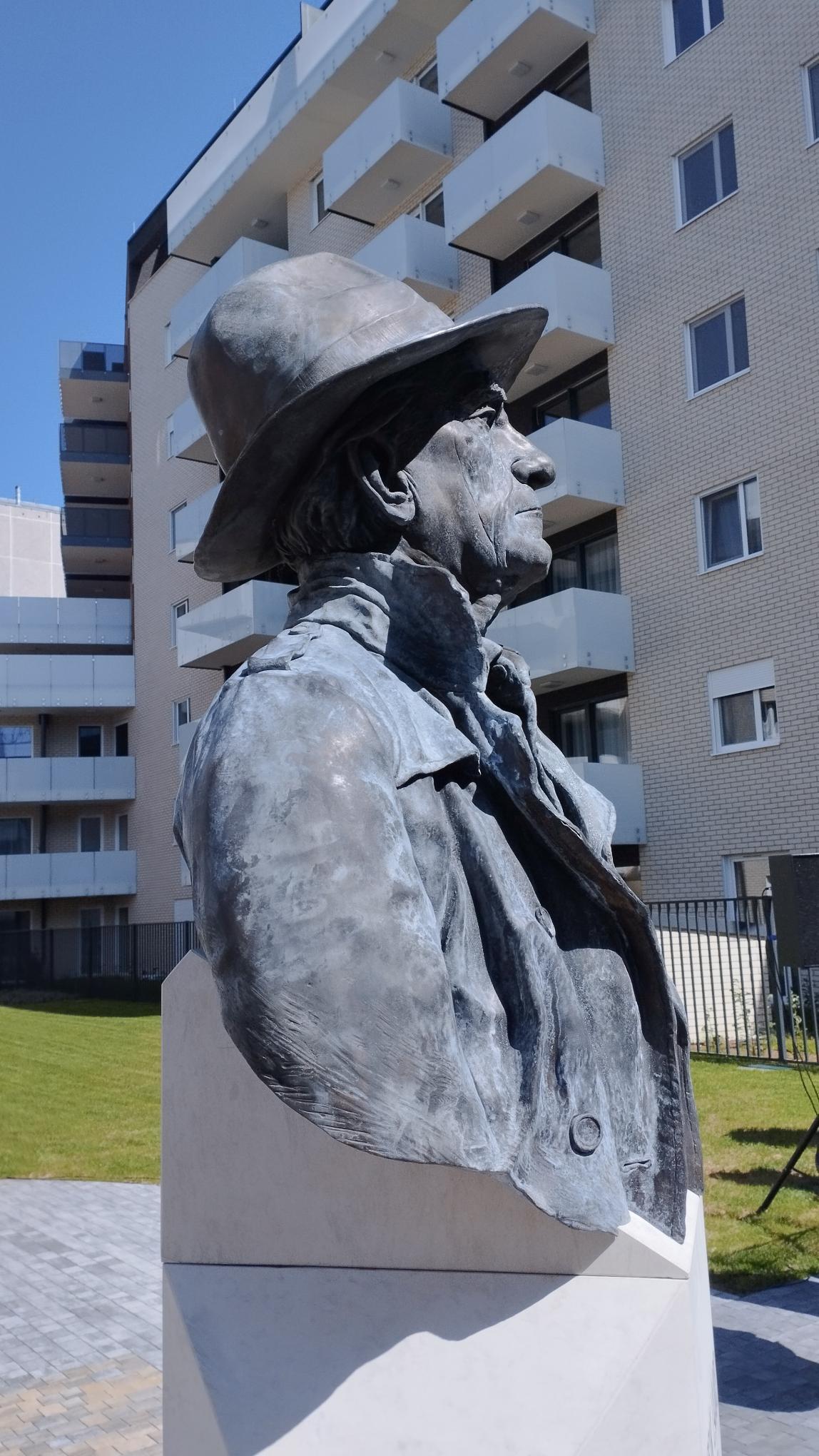Solti András Kassák portrészobra az angyalföldi Kassák Lakóparkban