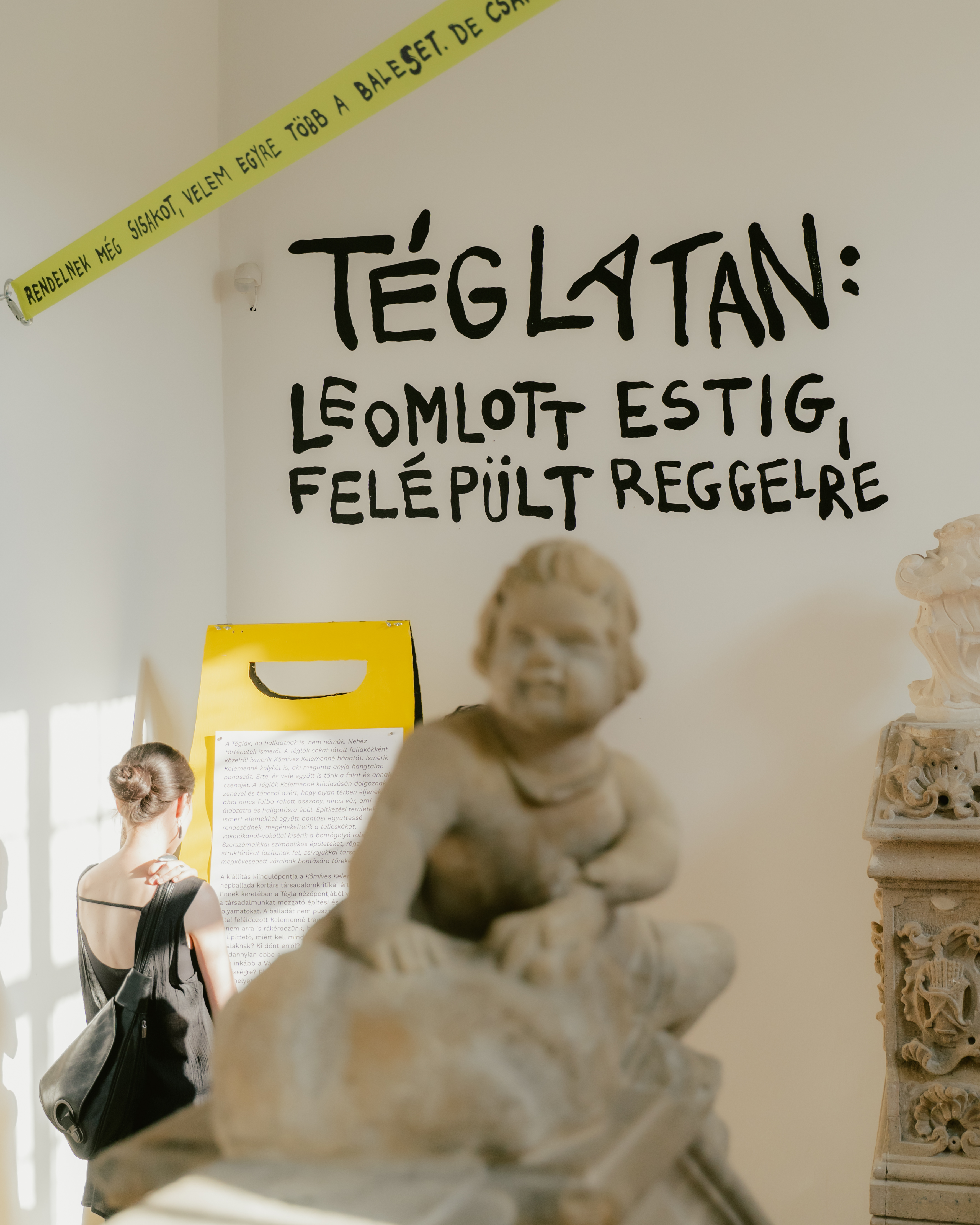 Téglatan: leomlott estig, felépült reggelre, kiállításenteriőr Fotó: Kőrösi László