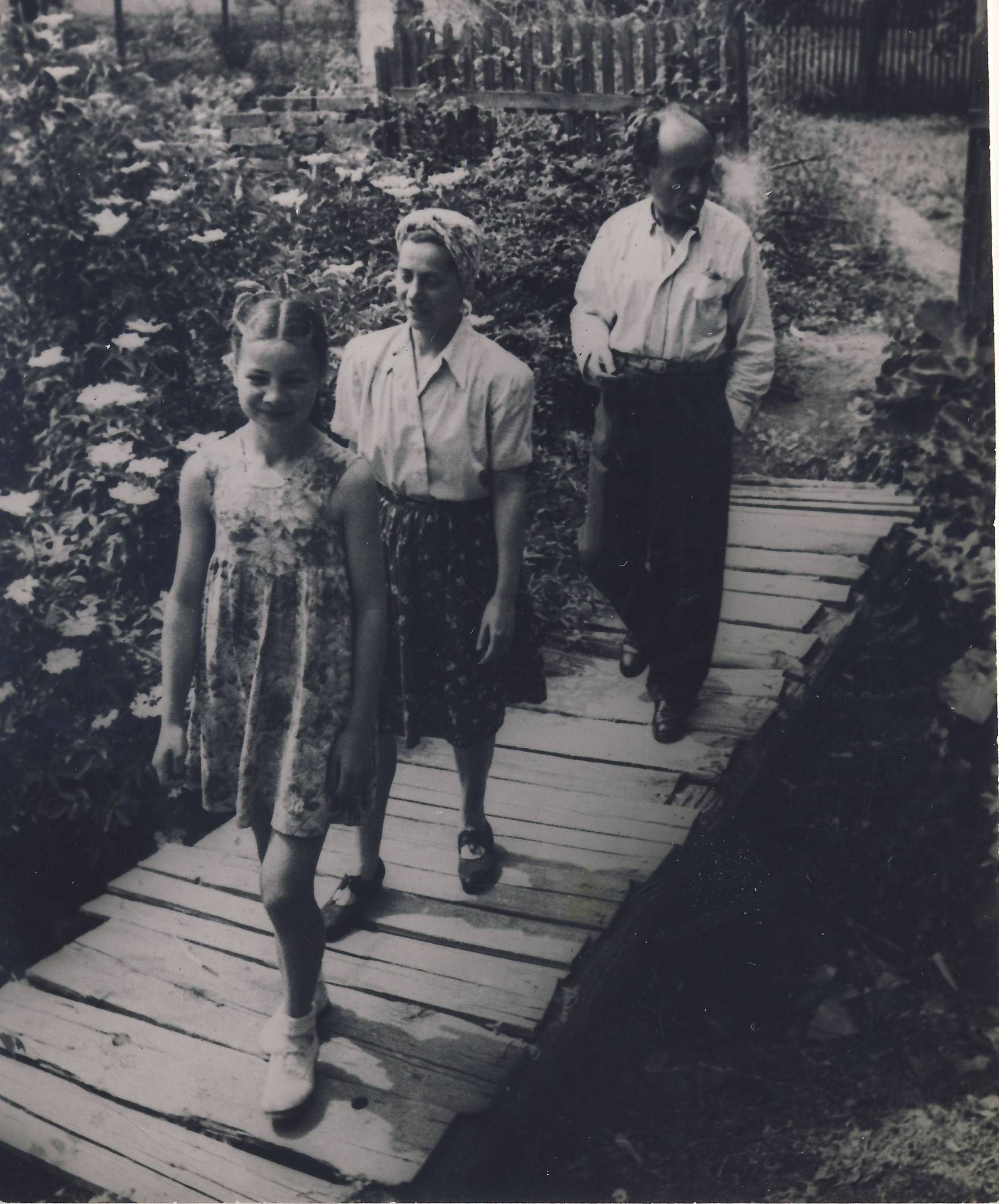 Kassák, Kassákné és egy rokon kislány a hídon, Békásmegyer, 1946