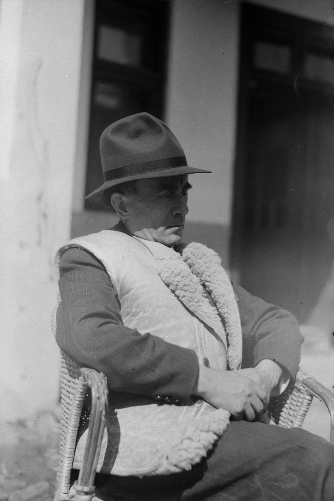 Kassák a békásmegyeri ház előtt, 1946, Gönczi Frühof Sándor felvétele