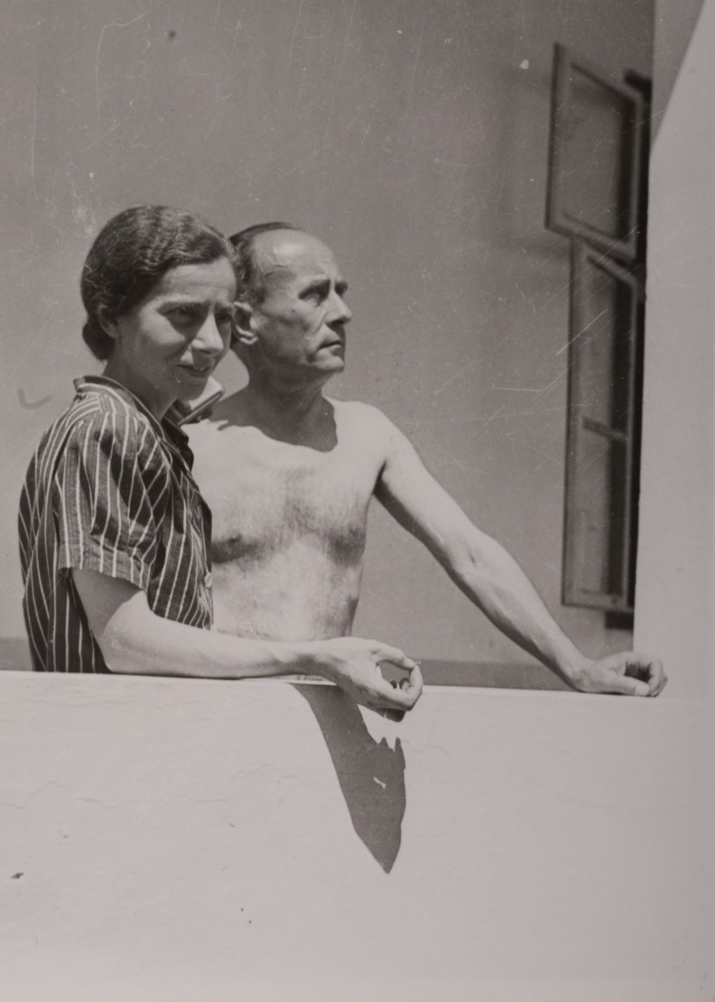 Kassák és Klára a békásmegyeri ház tornácán