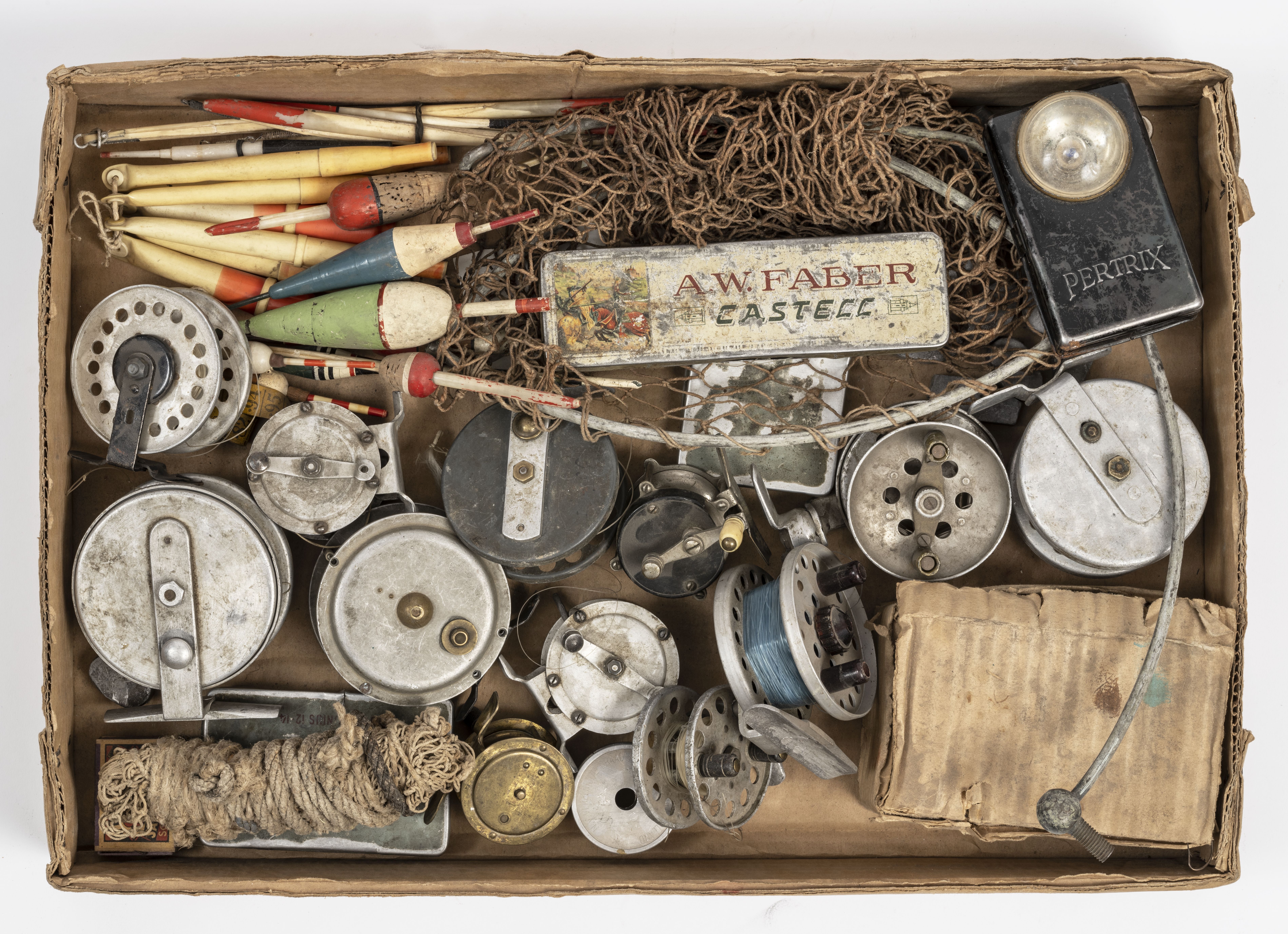 Kassák horgászfelszerelése, maga készítette úszókkal, a Kassák Múzeum relikviatára