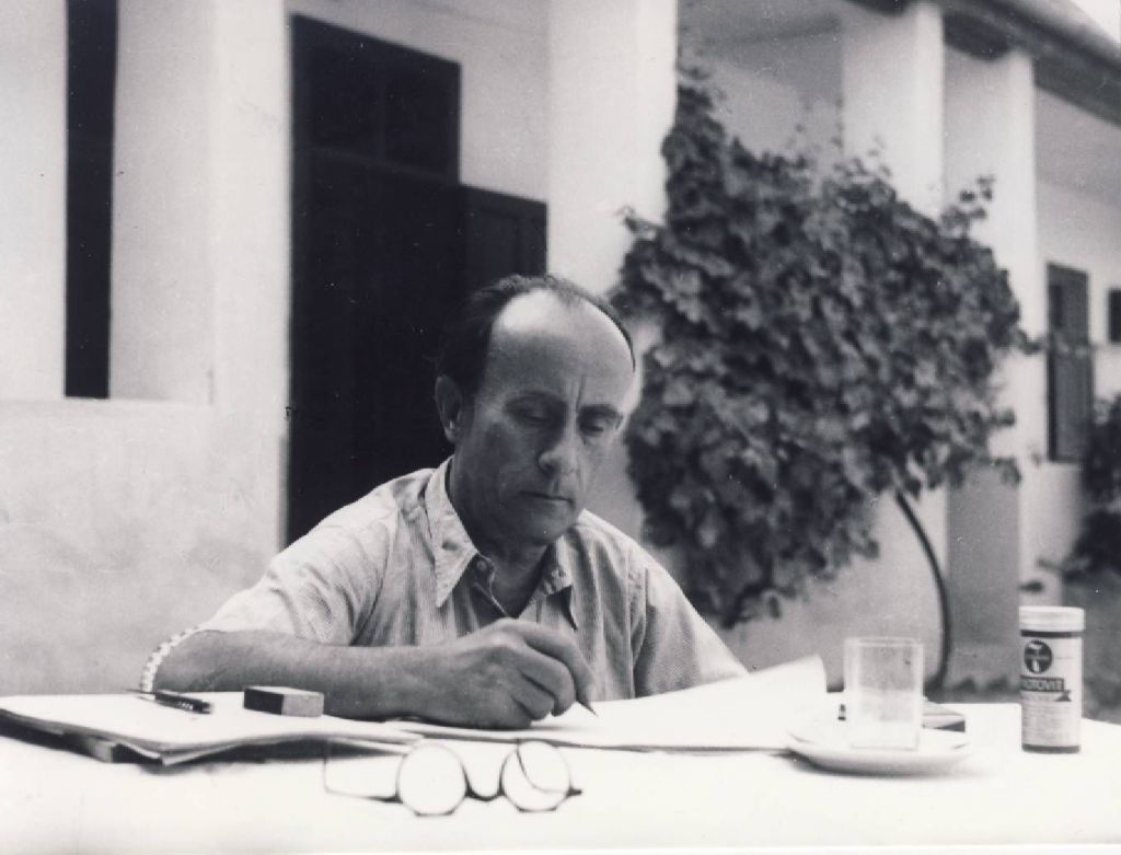 Kassák szabadtéri íróasztalánál dolgozik, Békásmegyer, 1946