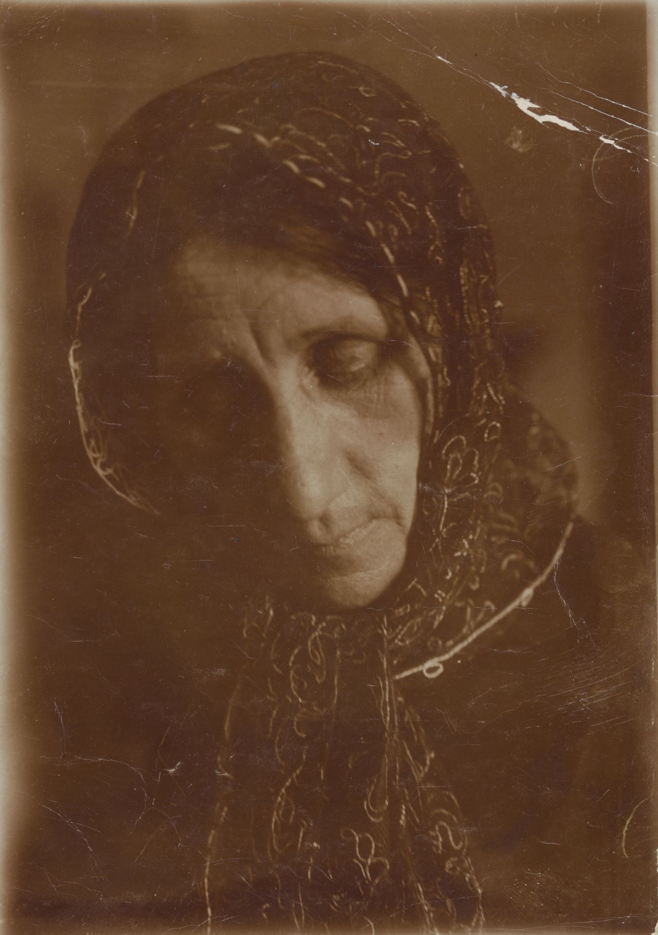 Kassák Istvánné Istenes Erzsébet portréja, 1920-as évek első fele, Révai ilka felvétele, a Kassák Múzeum gyűjteménye
