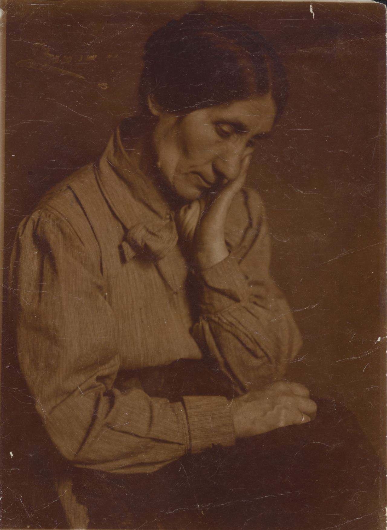 Kassák Istvánné Istenes Erzsébet portréja, 1920-as évek első fele, Révai ilka felvétele, 