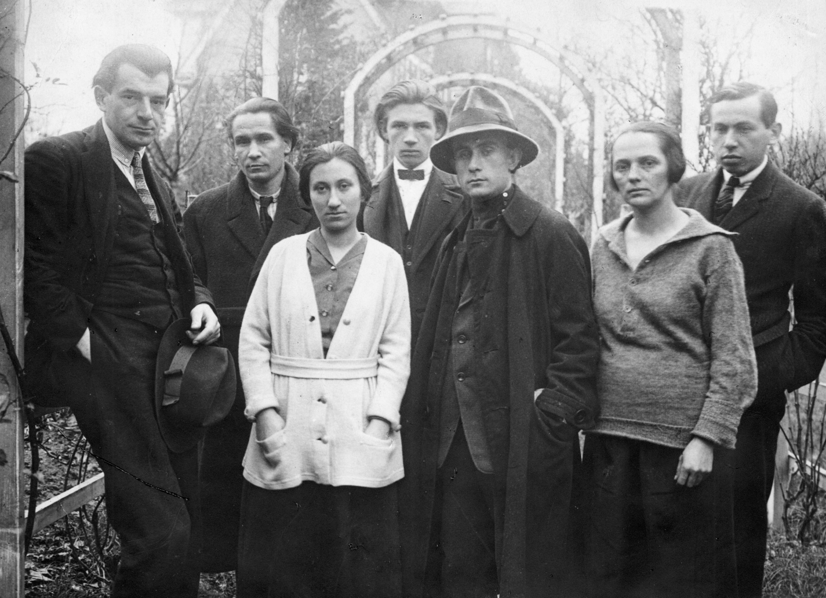 A Kassák-kör Bécsben (balról jobbra: Bortnyik Sándor, Uitz Béla, Újvári Erzsi, Simon Andor, Kassák Lajos, Simon Jolán, Barta Sándor), 1922 (Petőfi Irodalmi Múzeum)