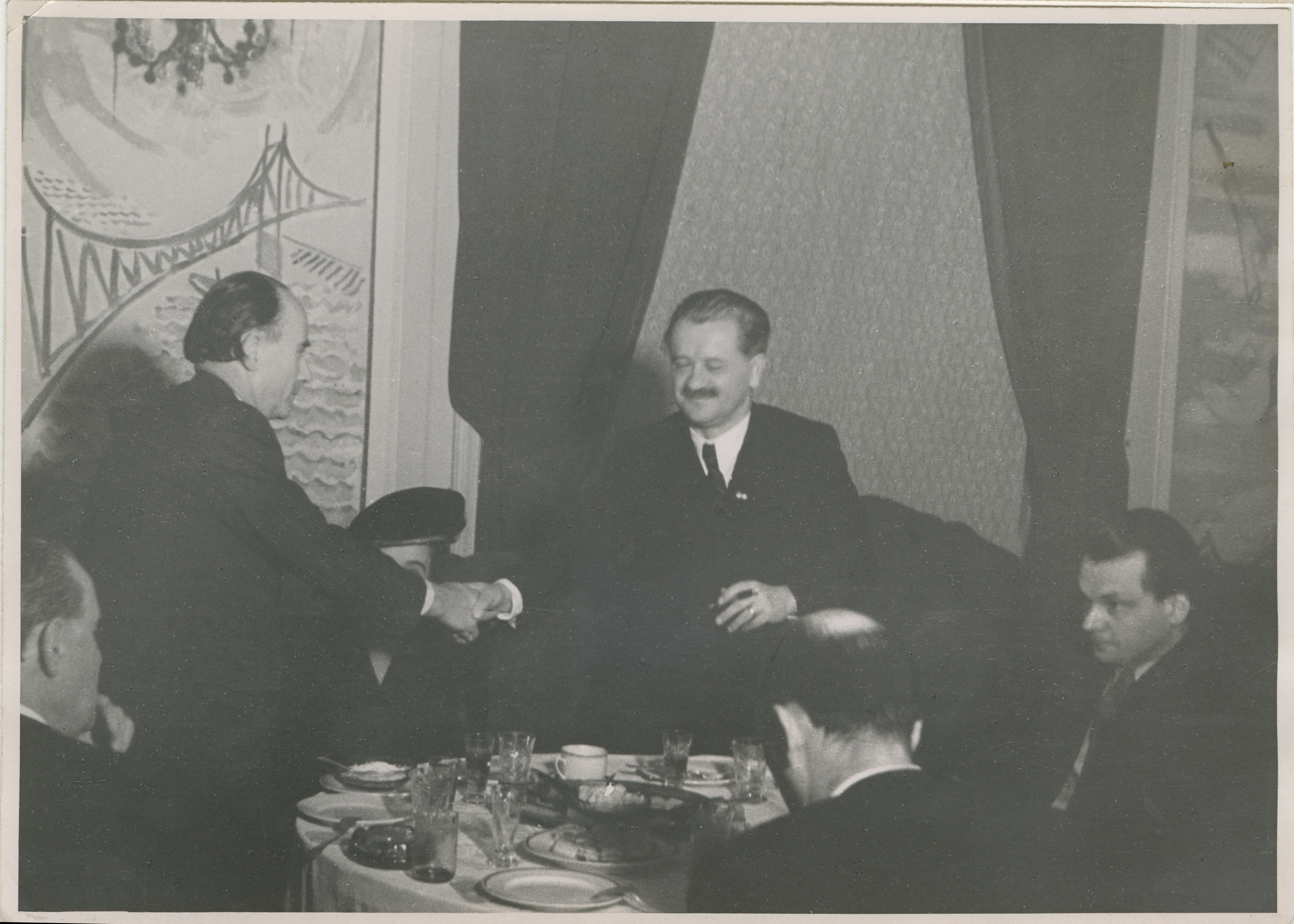60. születésnapi fogadás Fészek klub, 1947. február 28. Tildy Zoltán és felesége a Magyar Művészeti Tanács vendégeként a Fészek klubban. Somlay Artúr, Kassák Lajos, Tildy Zoltánné, Tildy Zoltán, Keresztury Dezső, Gerő Ernőné Fazekas Erzsébet,  Major Tamás. Fotó: Schenk Jenő (Magyar Központi Híradó Rt.) A fénykép reprodukciója megjelent a Képes Figyelő 1947. március 15-i számában „ A köztársasági elnök és hitvese a Művészeti Tanács teáján Kassák Lajos irodalmi előadását hallgatják.„ felirattal.