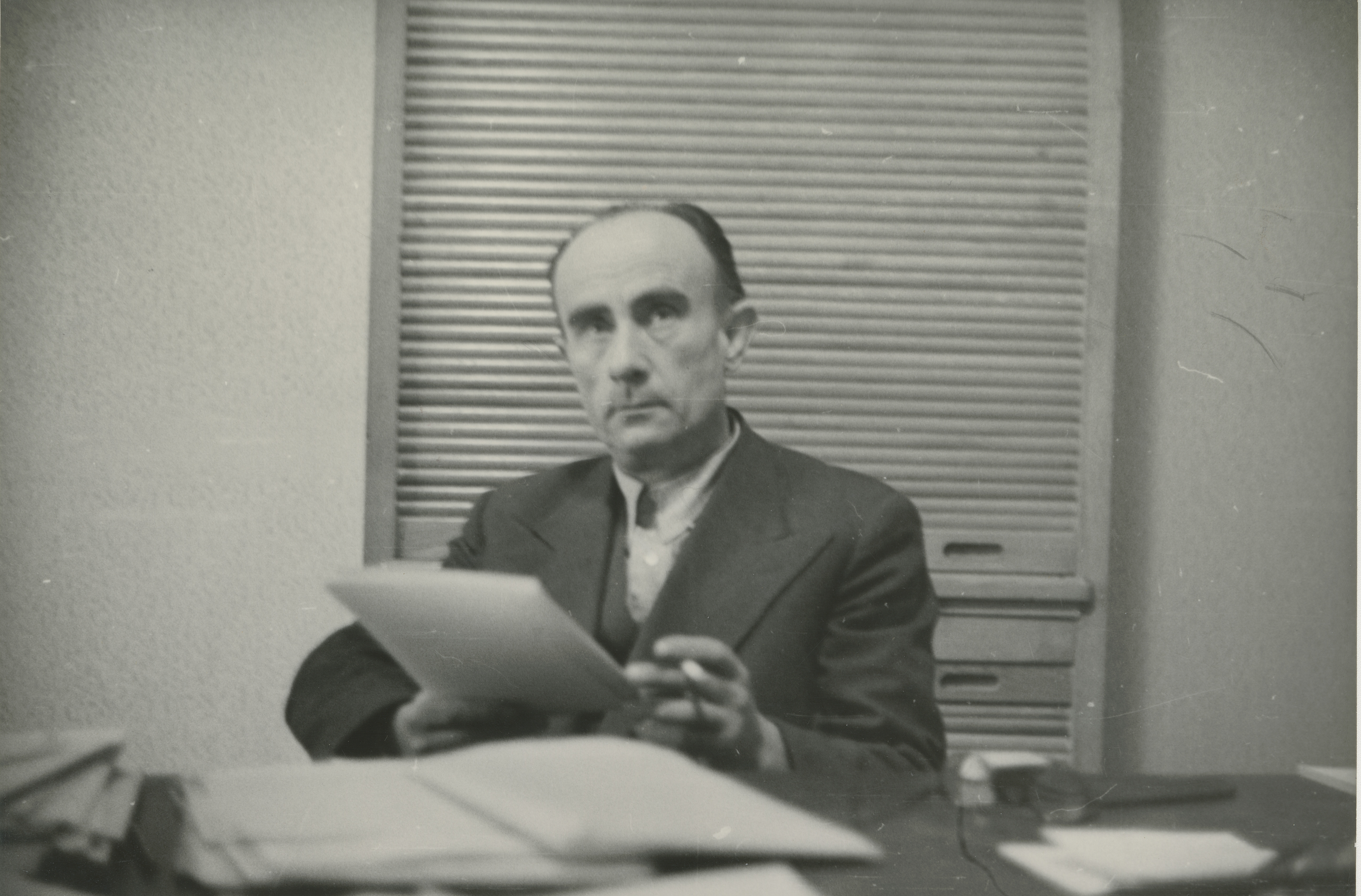 Kassák dolgozószobájában. A fényképek reprodukciói megjelentek az Új Idők 1947. március 8-i számában a Kassák Lajos 60 éves című cikk mellékleteként. Bojár Sándor, 1947, KM-F-85.15