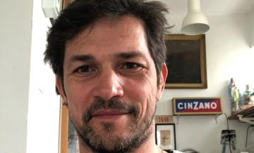 Nagy Zsolt, színész portréja a Kassák kötetekkel