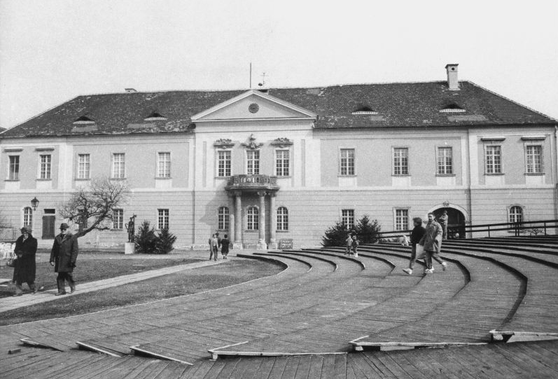 A Zichy-kastély homlokzata 1987-ben a szabadtéri színpaddal, háttérben az eperfa még nem a földön támaszkodik.