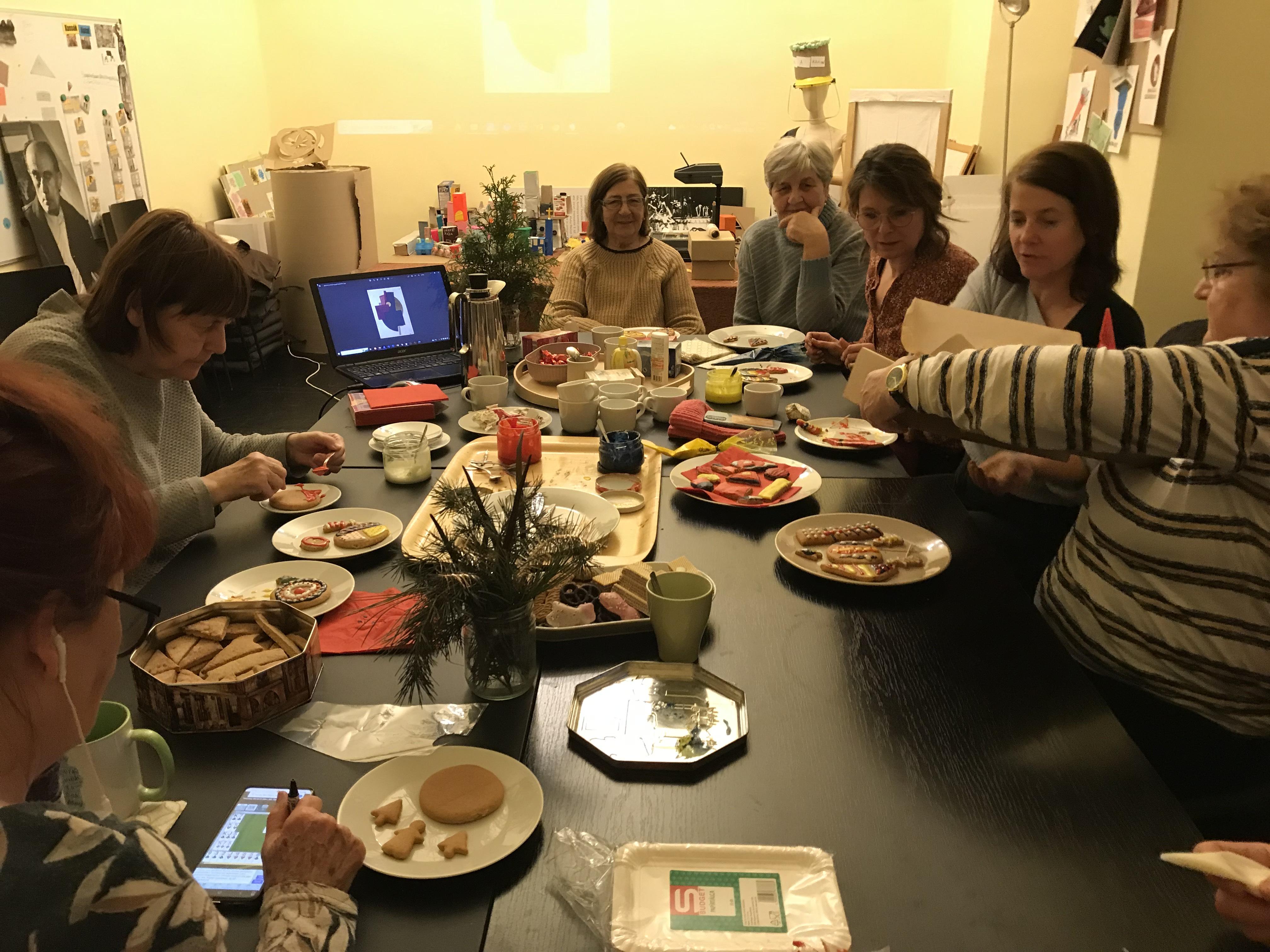 Avantgárd teadélután, avagy a Szenior szeánsz mézeskalácsműhelye Fotó: Kassák Múzeum