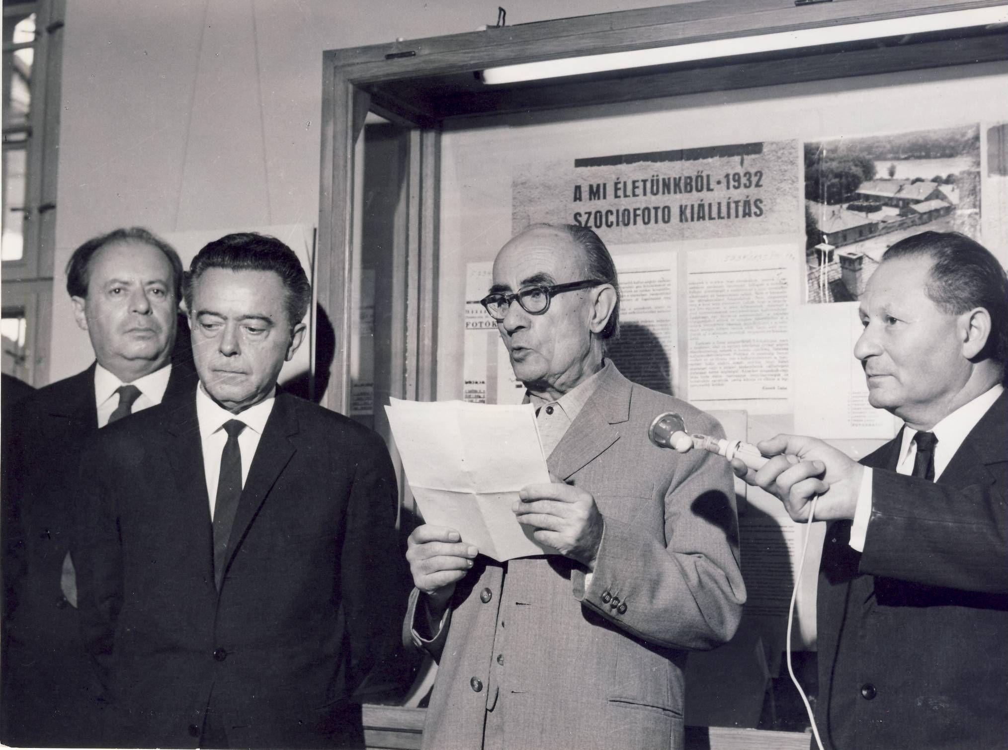 A mi életünkből – 1932 szociofotó kiállítás megnyitója. Balról jobbra: Tabák Lajos, Lengyel Lajos, Kassák Lajos, Gönci (Frühof) Sándor. Szolnok, 1966 (Kassák Múzeum, KM-F-82.2)