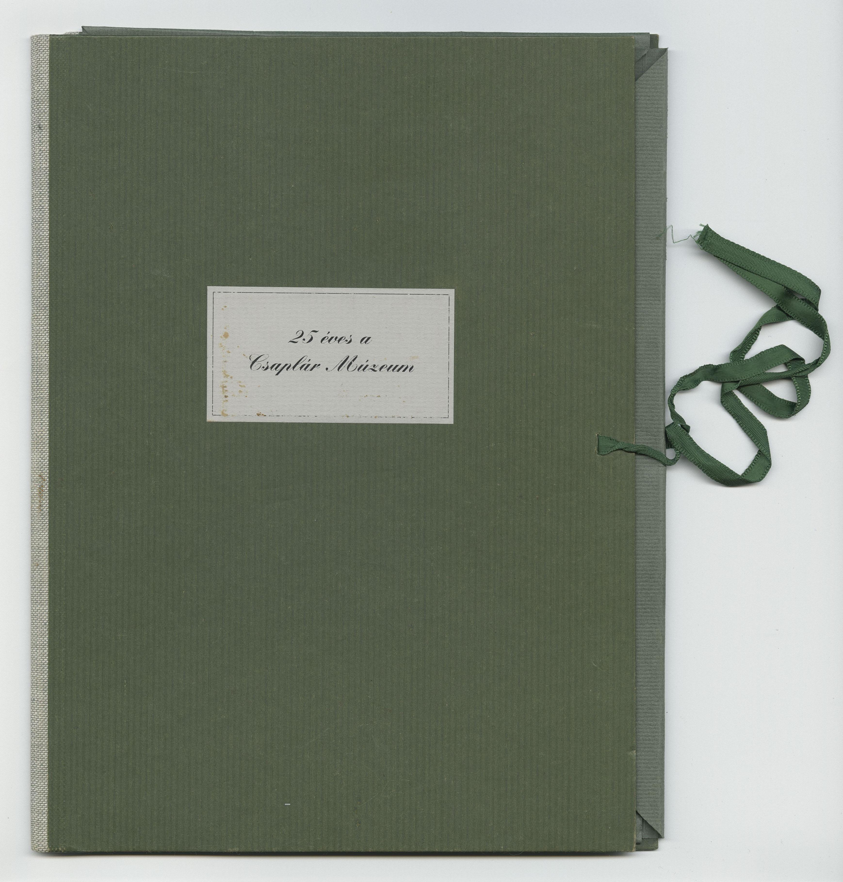 "25 éves a Csaplár Múzeum" – Fotóalbum Csaplár Ferenc köszöntésére, 2001 (Kassák Múzeum)