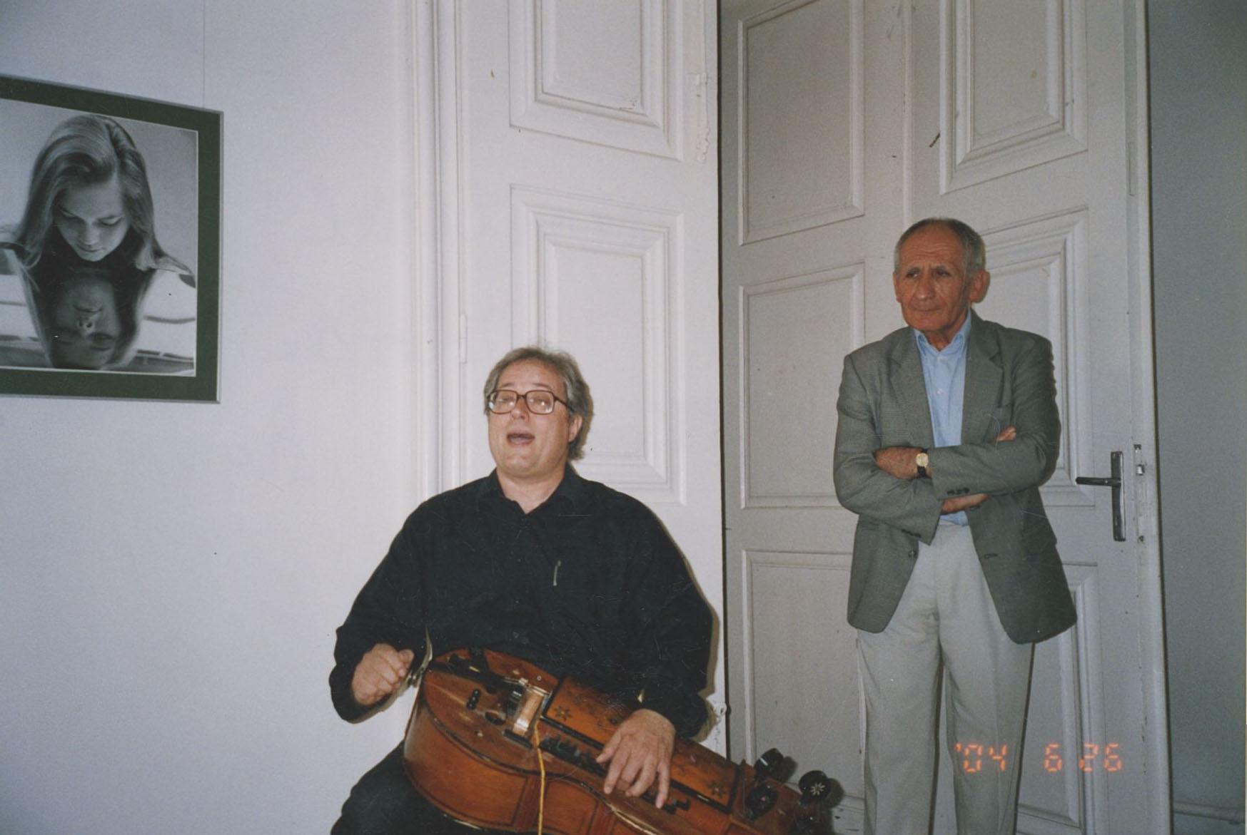 Sebő Ferenc zenél Haár Ferenc fotókiállításának megnyitóján a Kassák Múzeumban, 2004 (Kassák Múzeum)