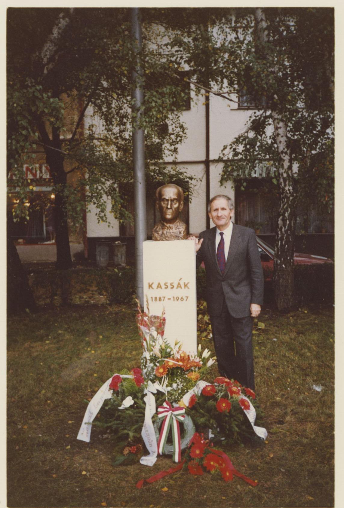 Csaplár Ferenc az érsekújvári Kassák-portrészobor avató ünnepségén, 1992 (Kassák Múzeum)