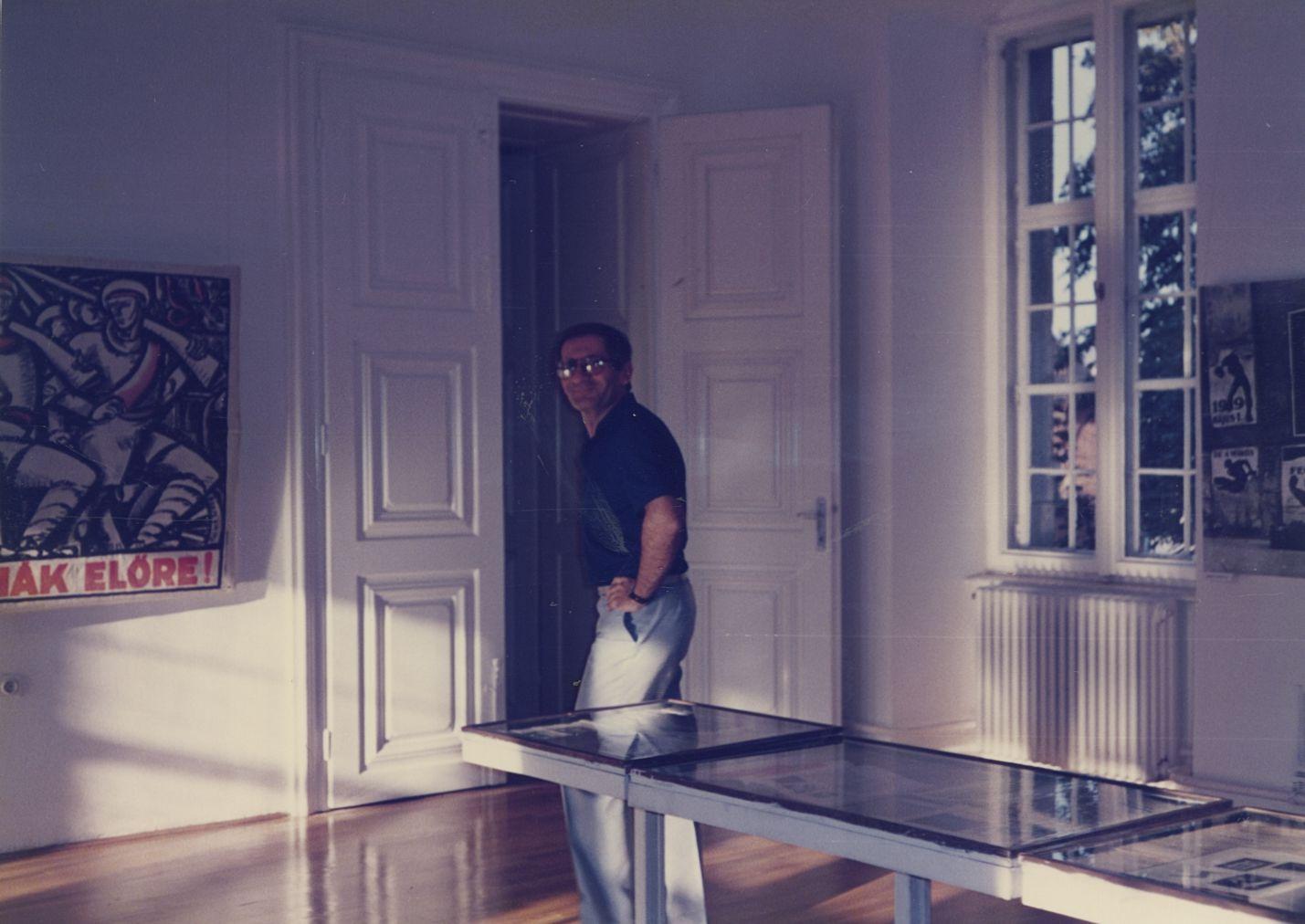 Csaplár Ferenc a Kassák Múzeumban a "Magyar avantgarde plakátművészet" című kiállítás megnyitóján, 1985 (Kassák Múzeum)