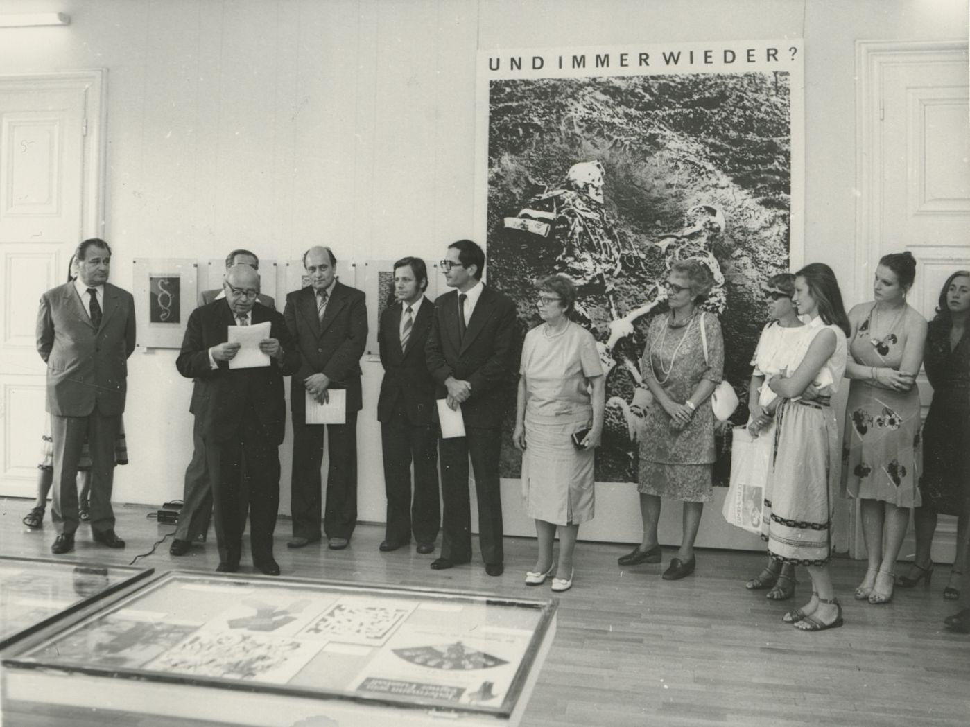 Radó Sándor megnyitja a "John Heartfield fotomontázsai" című kiállítást a Kassák Múzeumban, 1979 (Kassák Múzeum, KM-F-81.580)