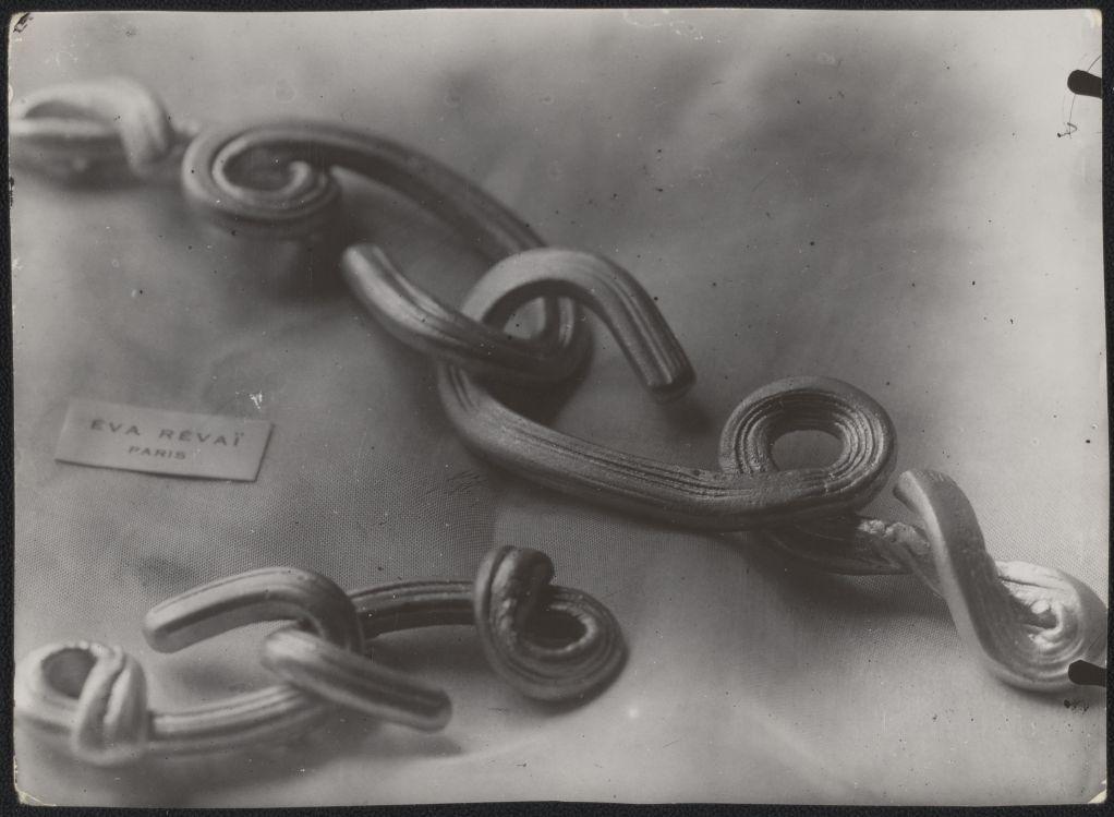 Ismeretlen fotográfus: Révai Éva ékszerei kiállításon, 1930-as évek, Kajdi Csaba gyűjteménye
