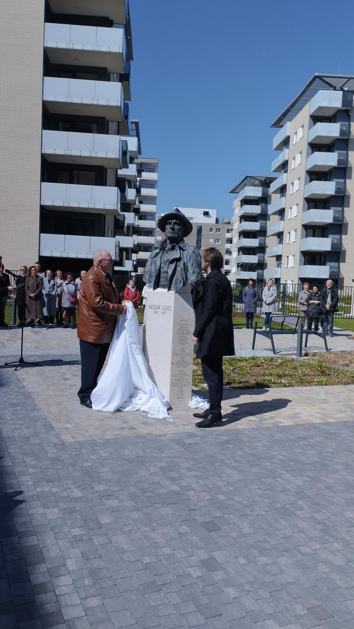 Dr. Tóth József a XIII. kerület polgármestere és Solti András a szobor alkotója lelezik le a szobrot.