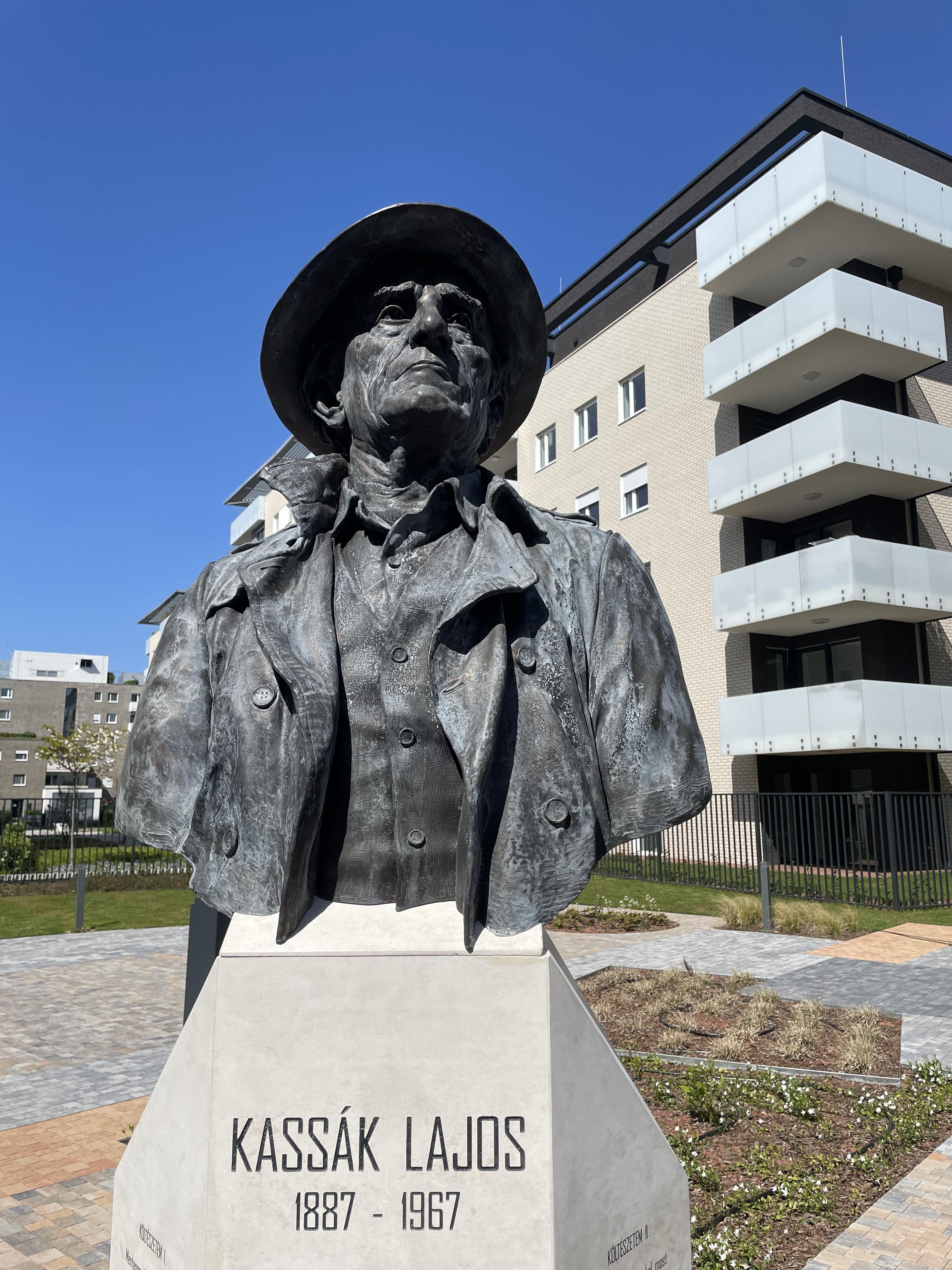 Solti András Kassák időskori fotója nyomán készített szoborportréja.