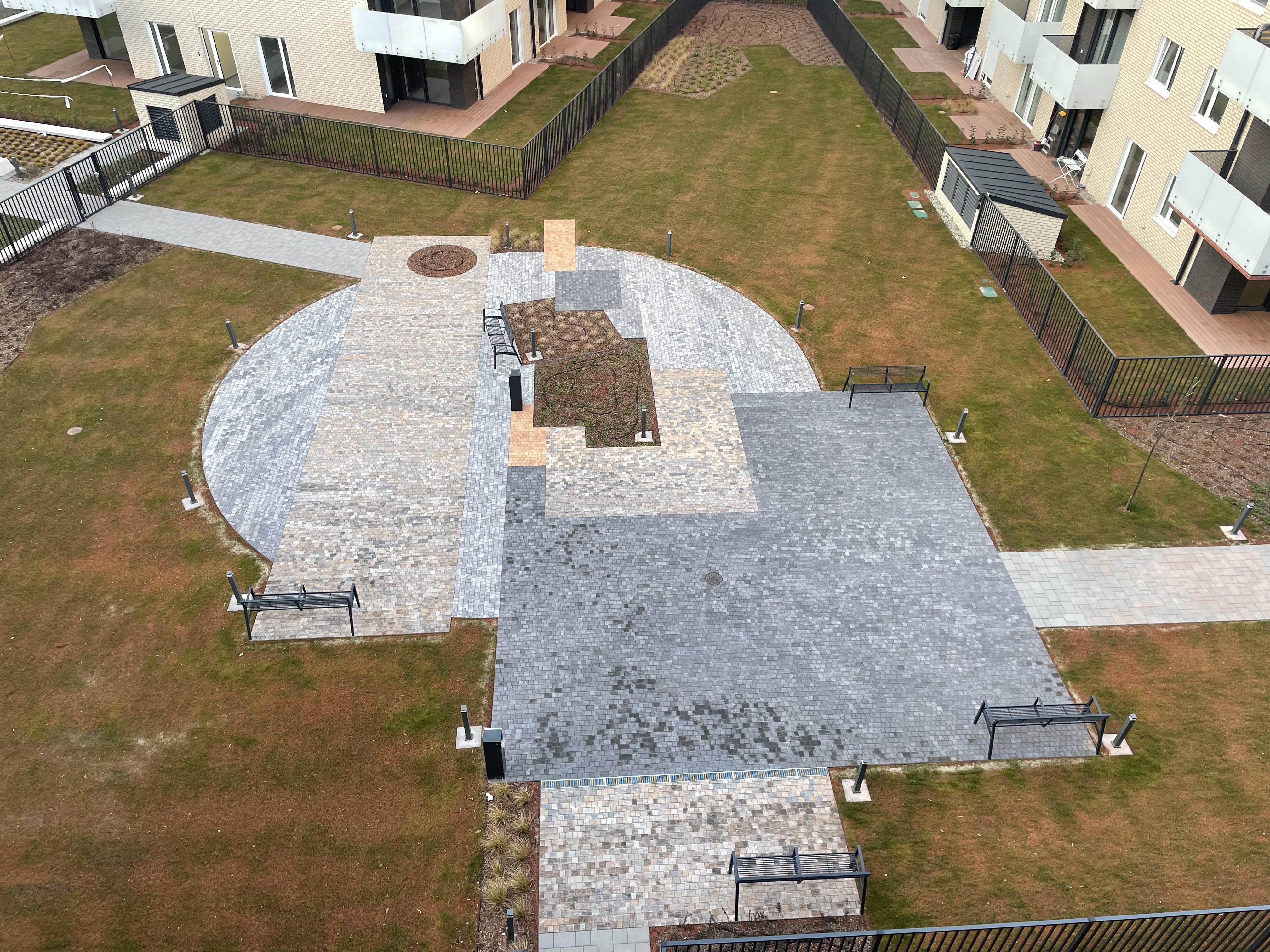 A lakópark belső udvarának térkövezését Kassák egyik Képarchitektúrája inspirálta. 