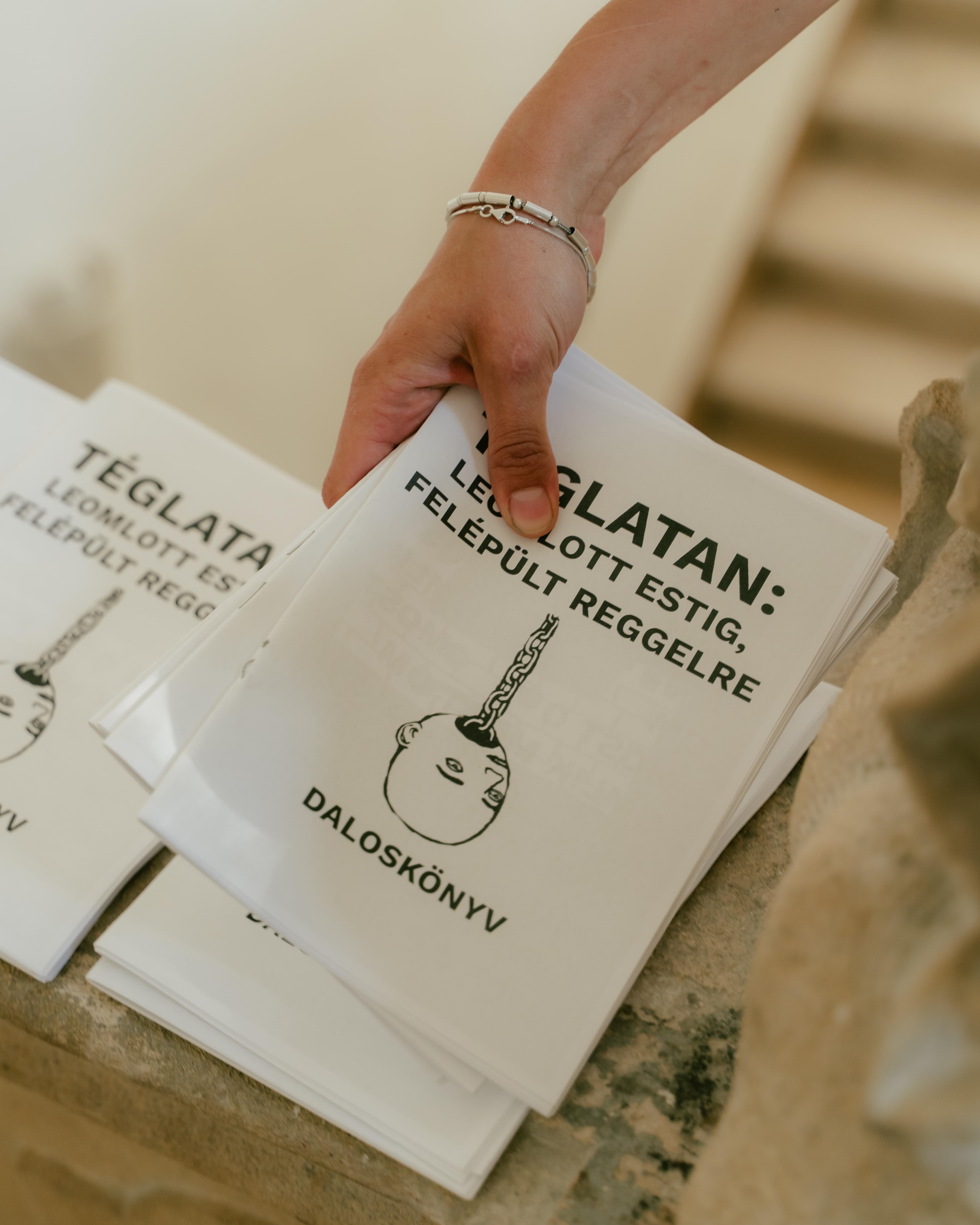 Téglatan: leomlott estig, felépült reggelre, kiállításenteriőr Fotó: Kőrösi László