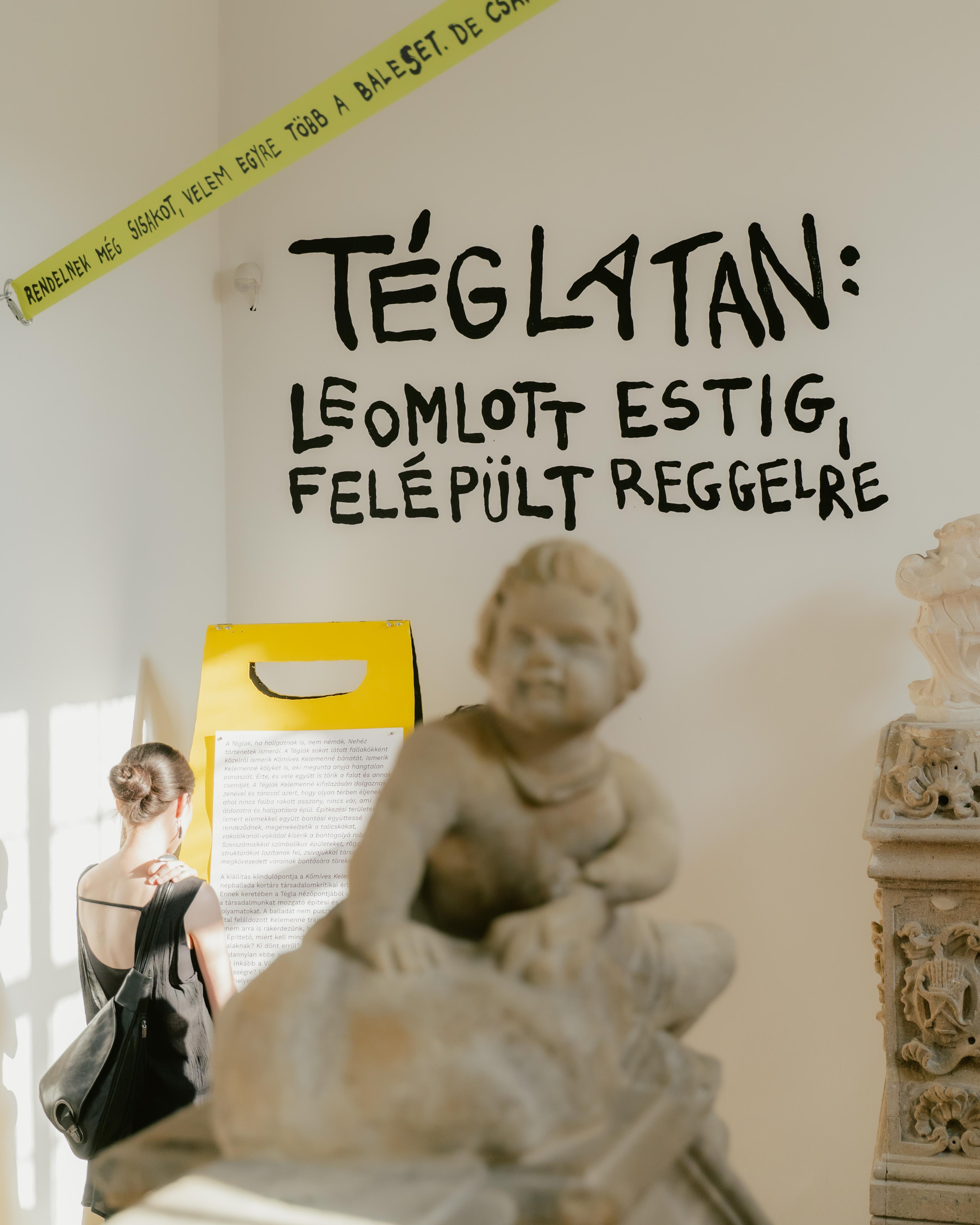 Téglatan: leomlott estig, felépült reggelre, kiállításenteriőr Fotó: Kőrösi László