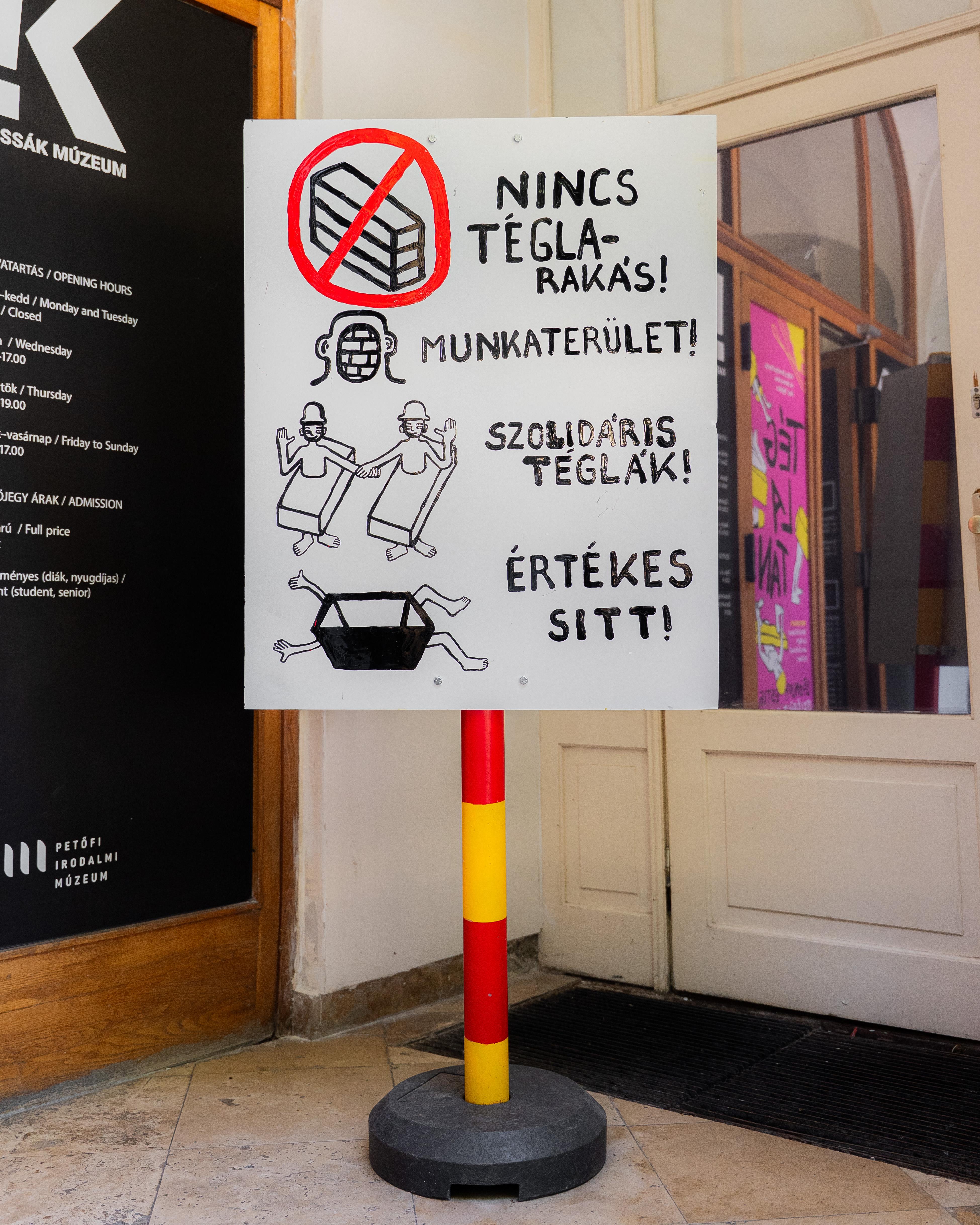 Téglatan: leomlott estig, felépült reggelre, kiállításenteriőr Fotó: Szombathy András