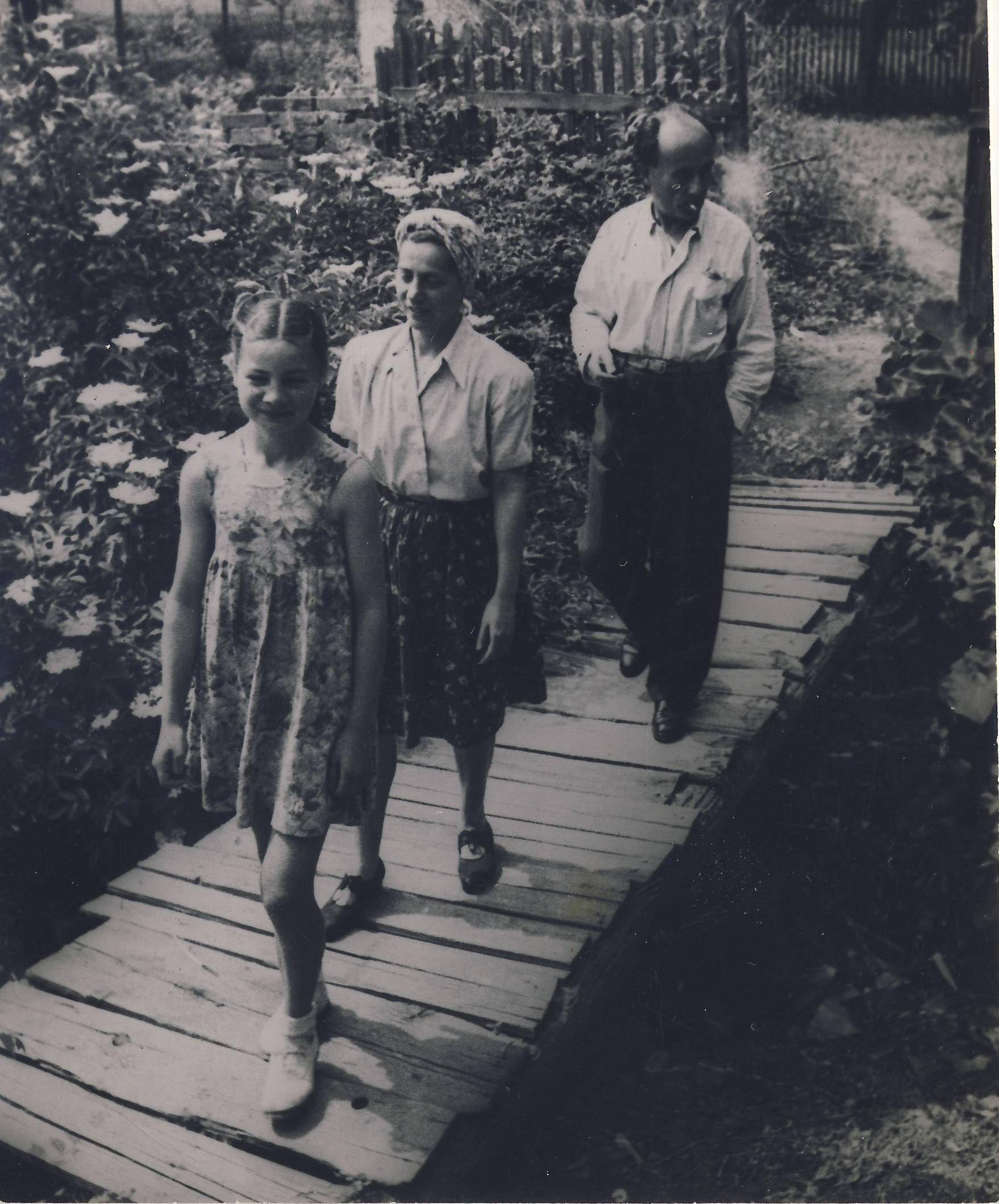 Kassák, Kassákné és egy rokon kislány a hídon, Békásmegyer, 1946