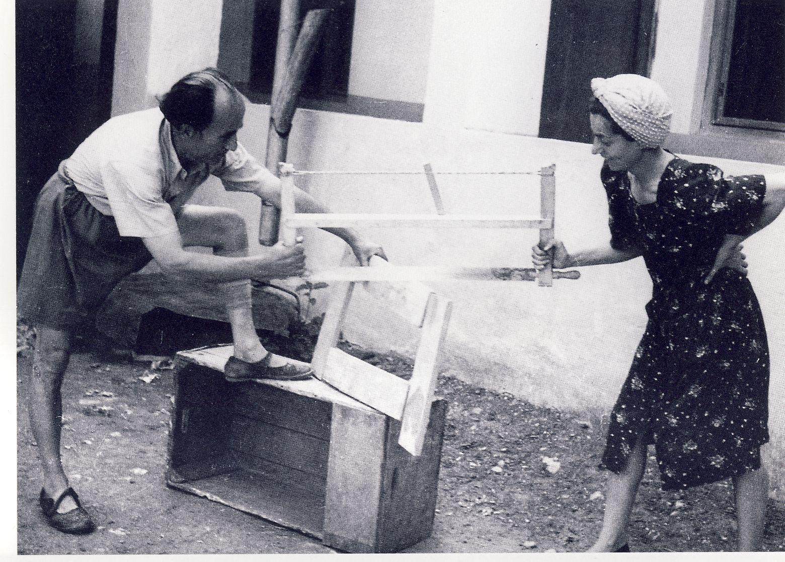 Kassák és Kassákné békásmegyeri házuk udvarán, filmforgatás, 1946, Magyar Film Iroda