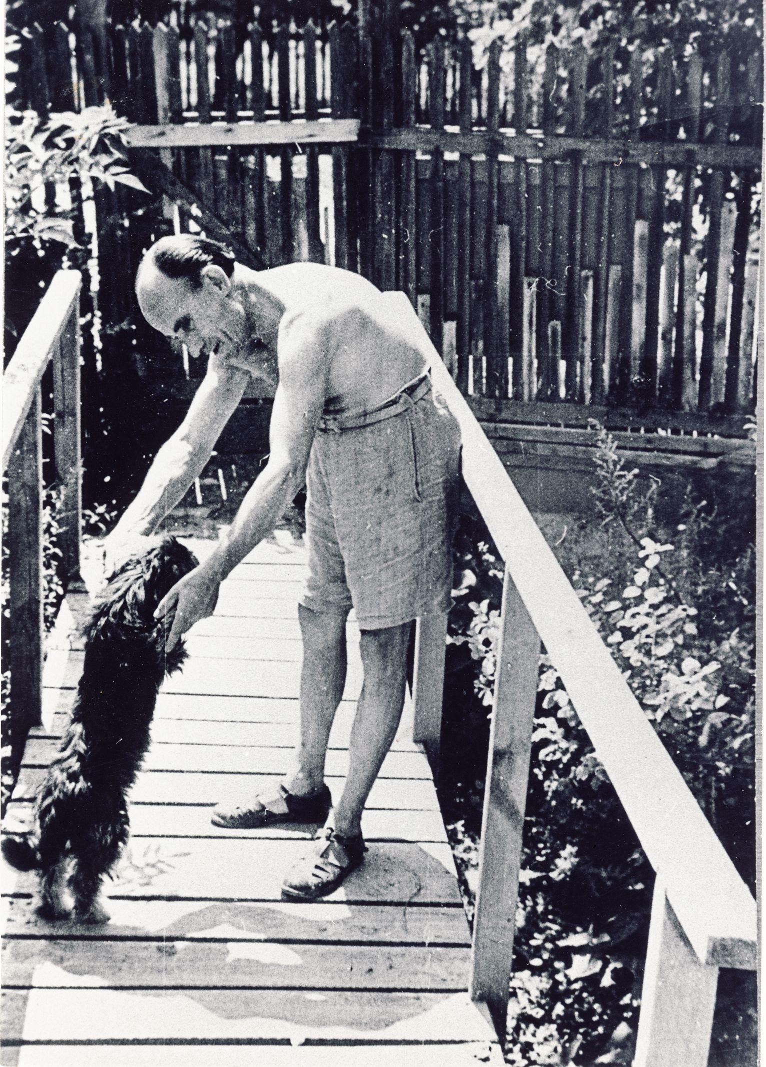 A kis fekete puli pacsit ad Kassáknak, Békásmegyer, 1947, André Press Riport Service